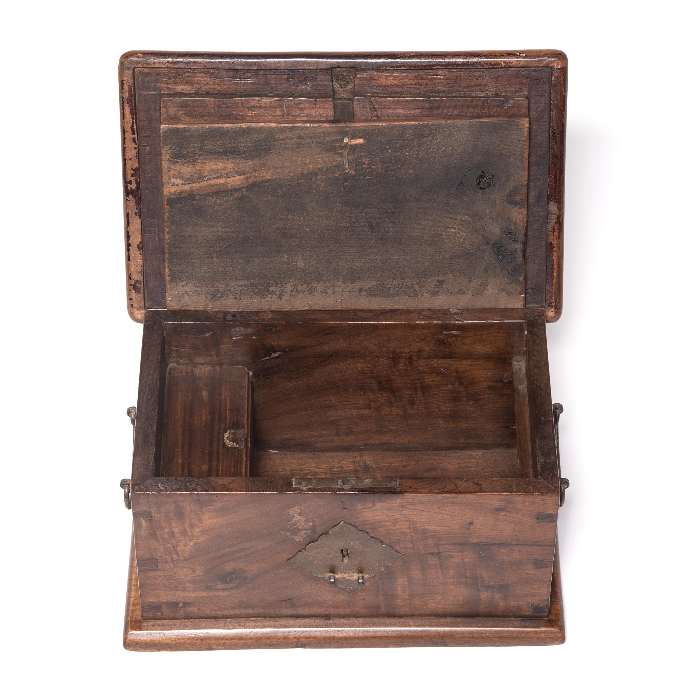 Caja de cerradura china Nanmu tachonada, c. 1800 Latón en venta