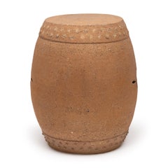 Tamburo cinese in terracotta tempestato di borchie, inizio XX secolo