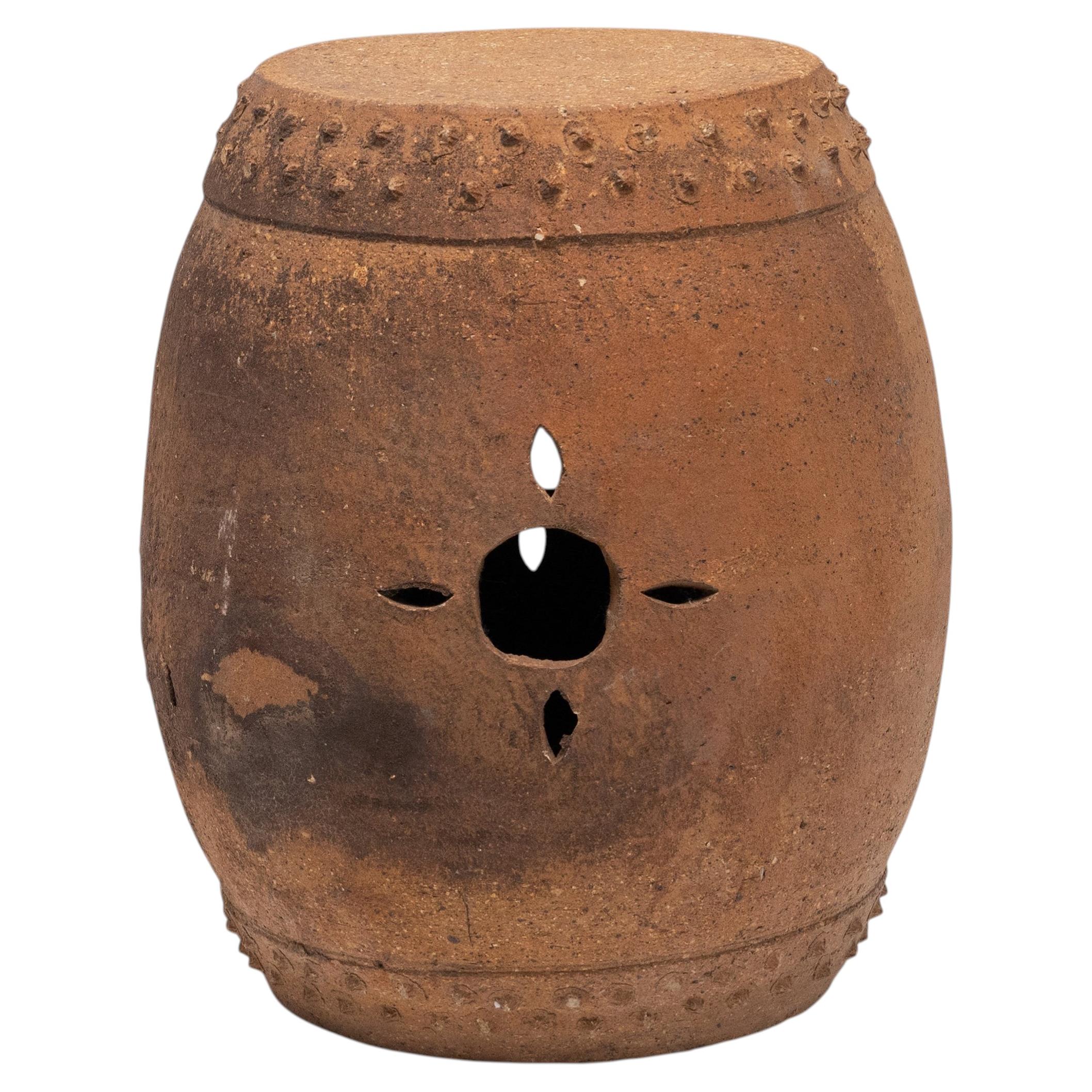 Tambor chino de terracota tachonado, principios del siglo XX