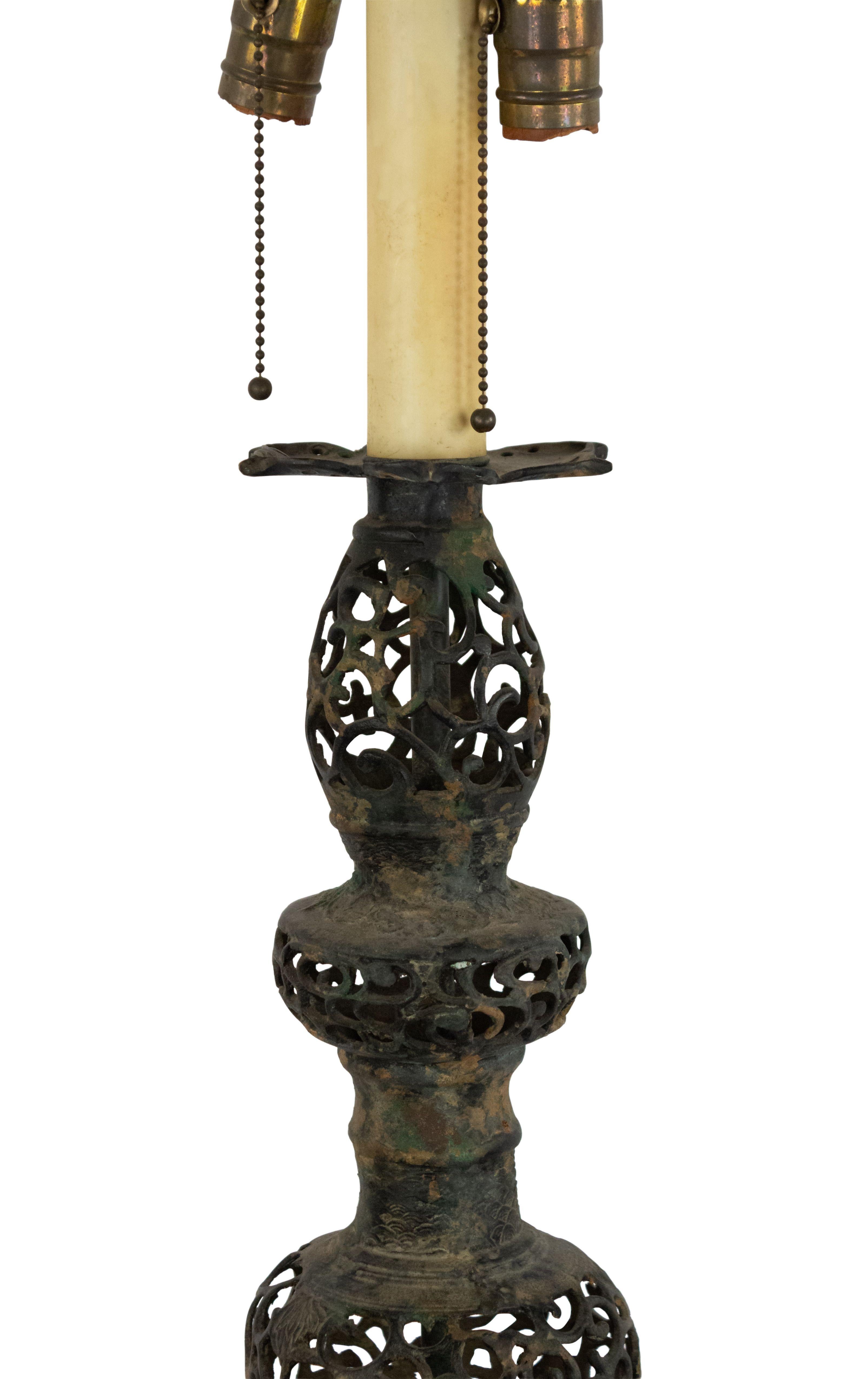 Lampe de table en fer noir filigrané de style chinois Bon état - En vente à New York, NY