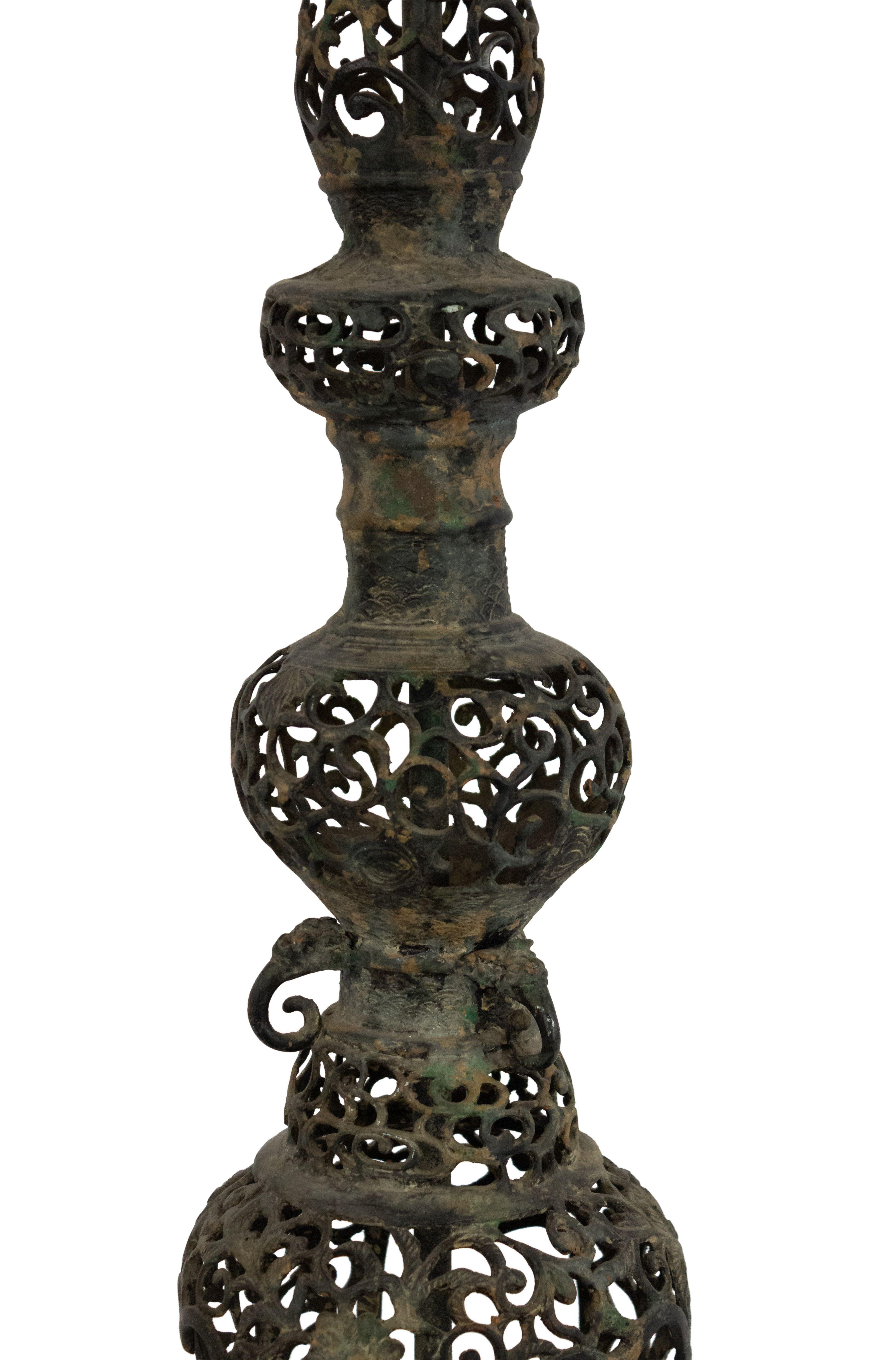XIXe siècle Lampe de table en fer noir filigrané de style chinois en vente