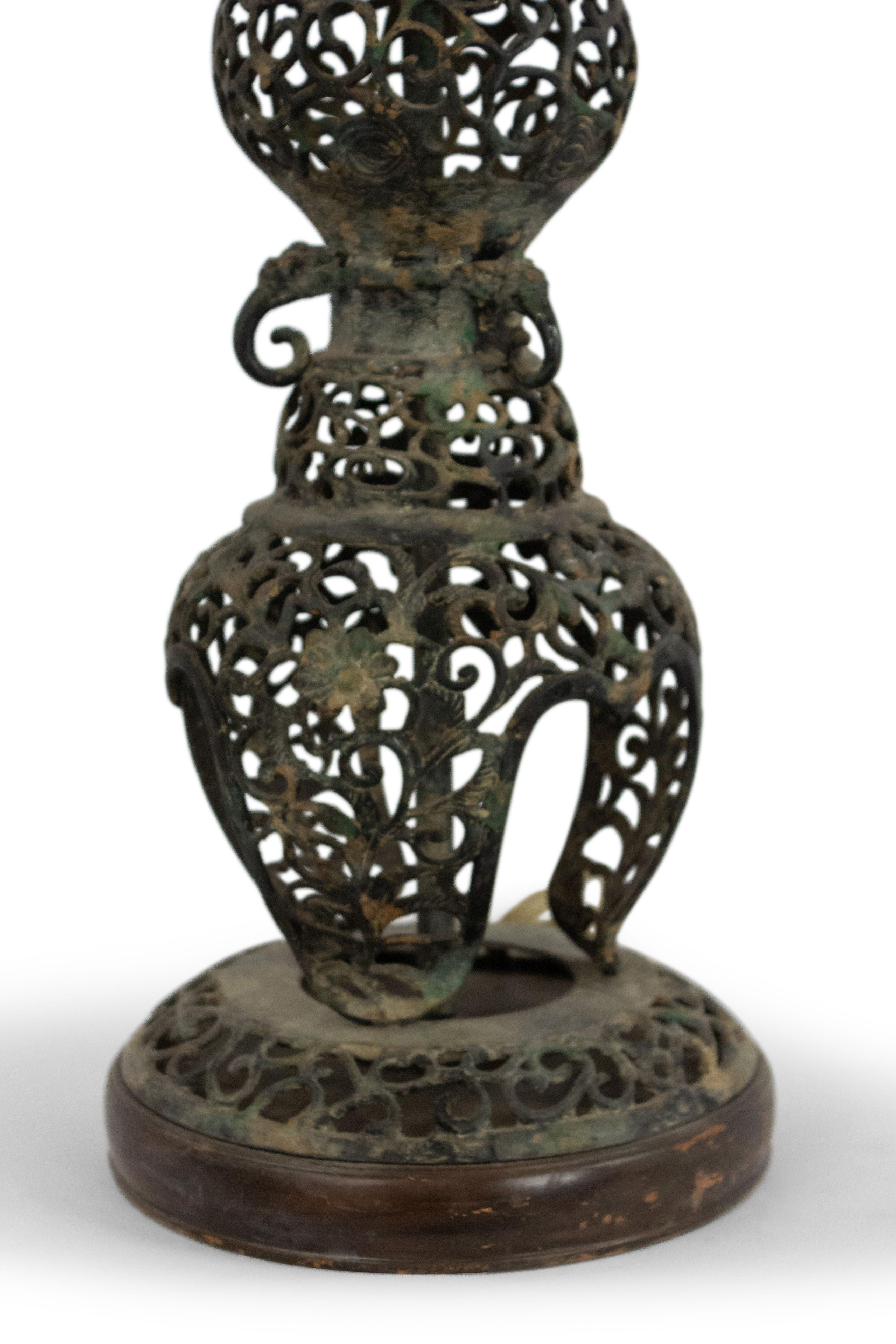 Chinese Export Chinese Style Black Iron Filigree Table Lamp For Sale