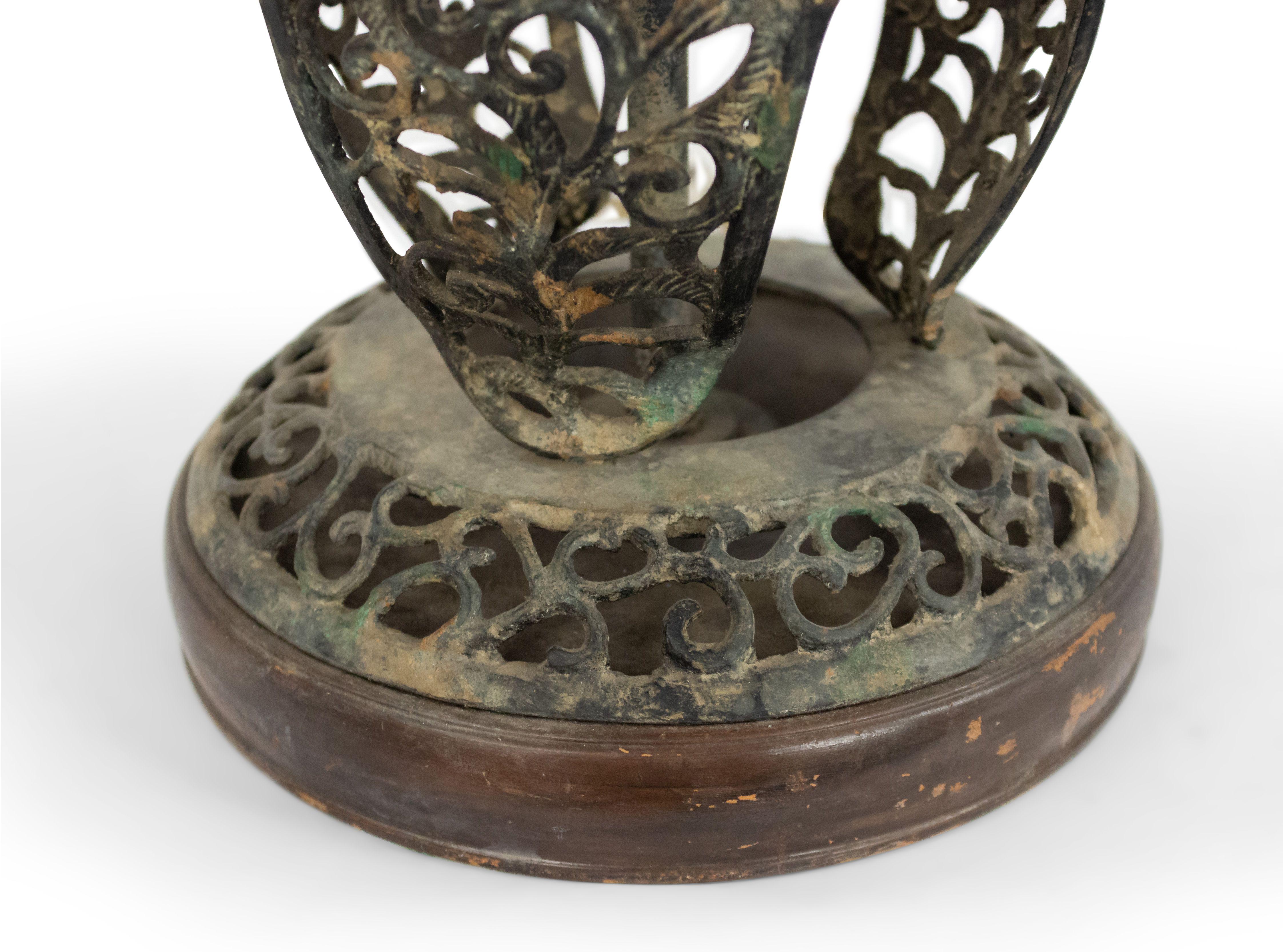 XIXe siècle Lampe de table en fer noir filigrane de style chinois en vente