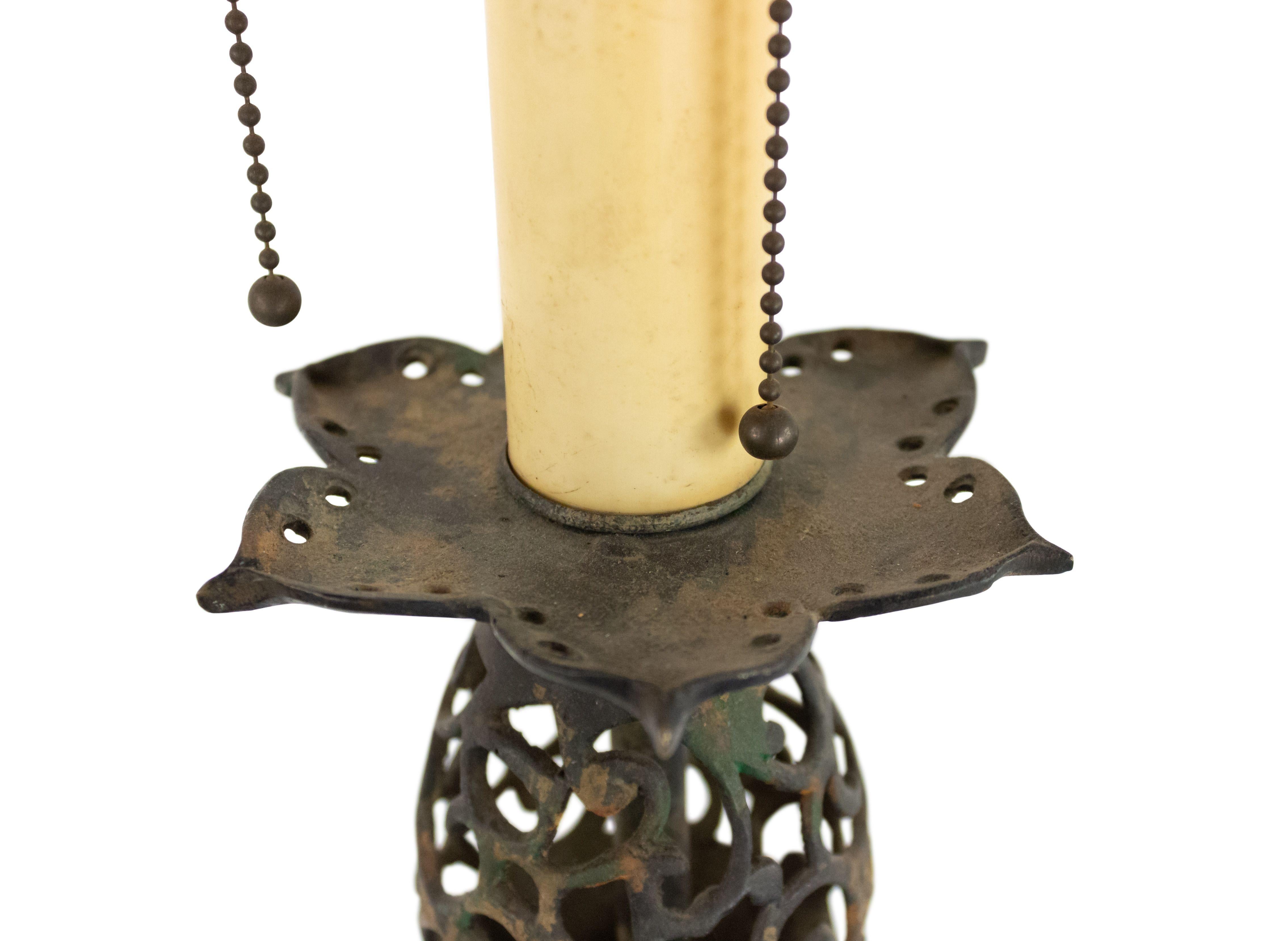 Lampe de table en fer noir filigrane de style chinois en vente 2
