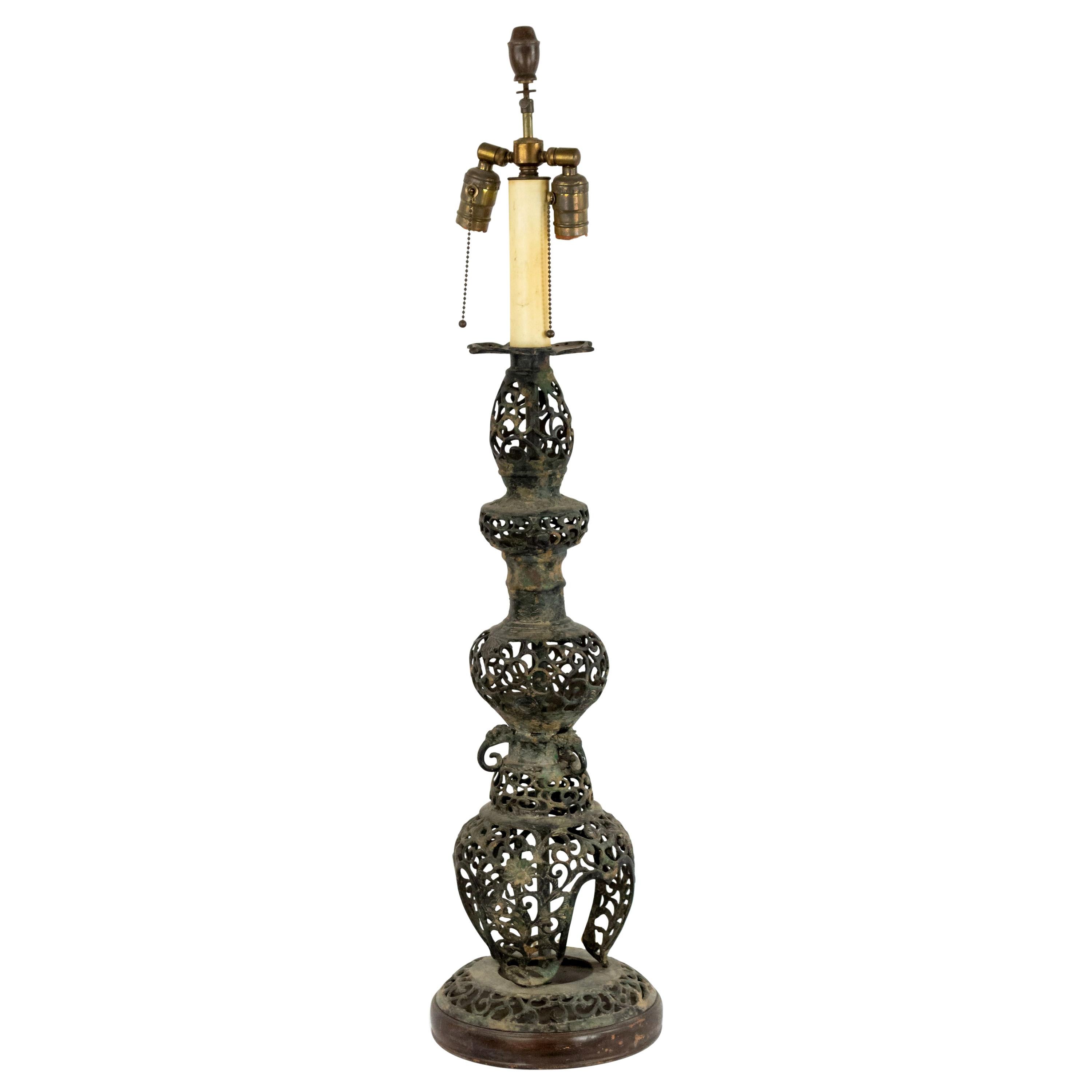 Chinese Style Black Iron Filigree Table Lamp For Sale