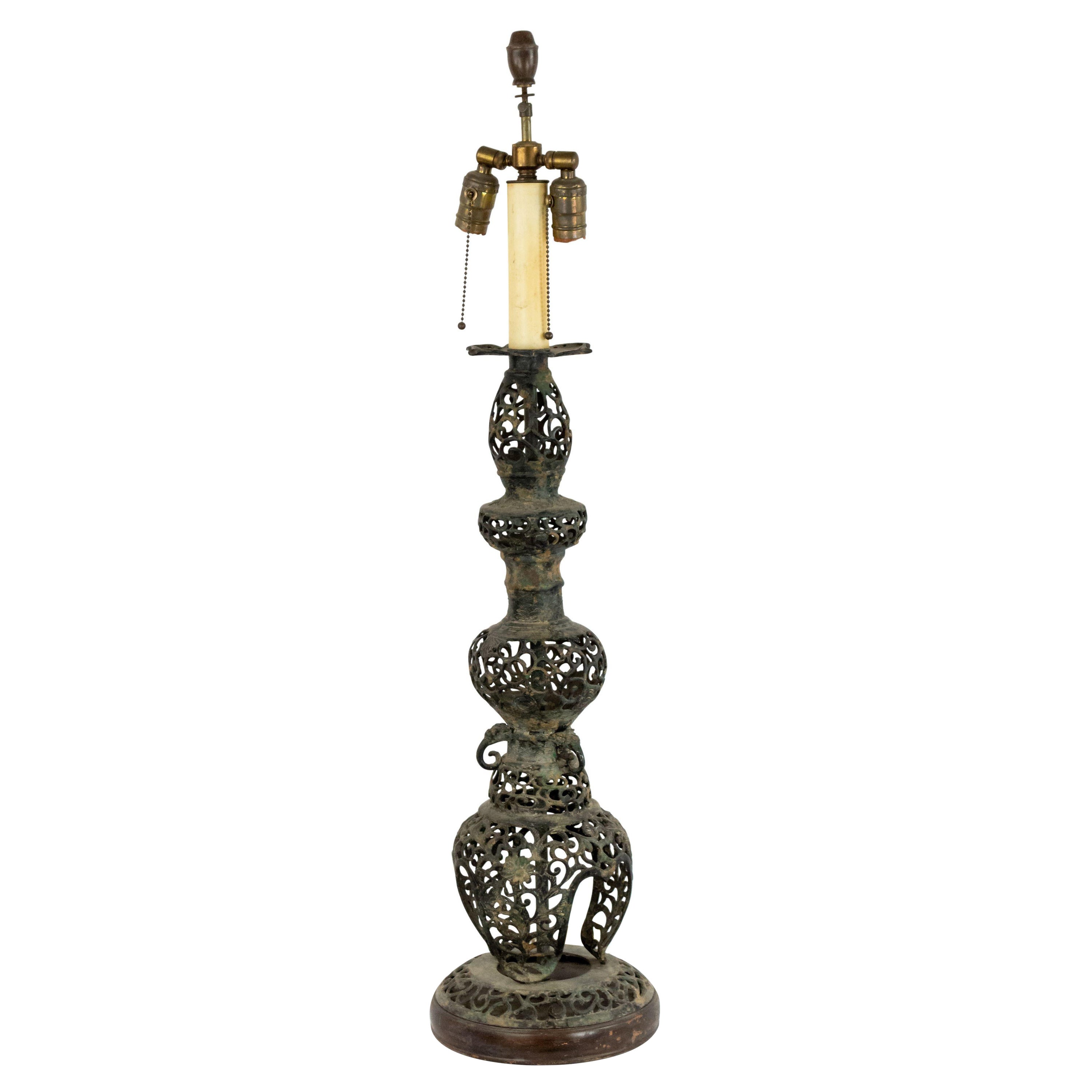 Lampada da tavolo in ferro nero filigranato in stile cinese