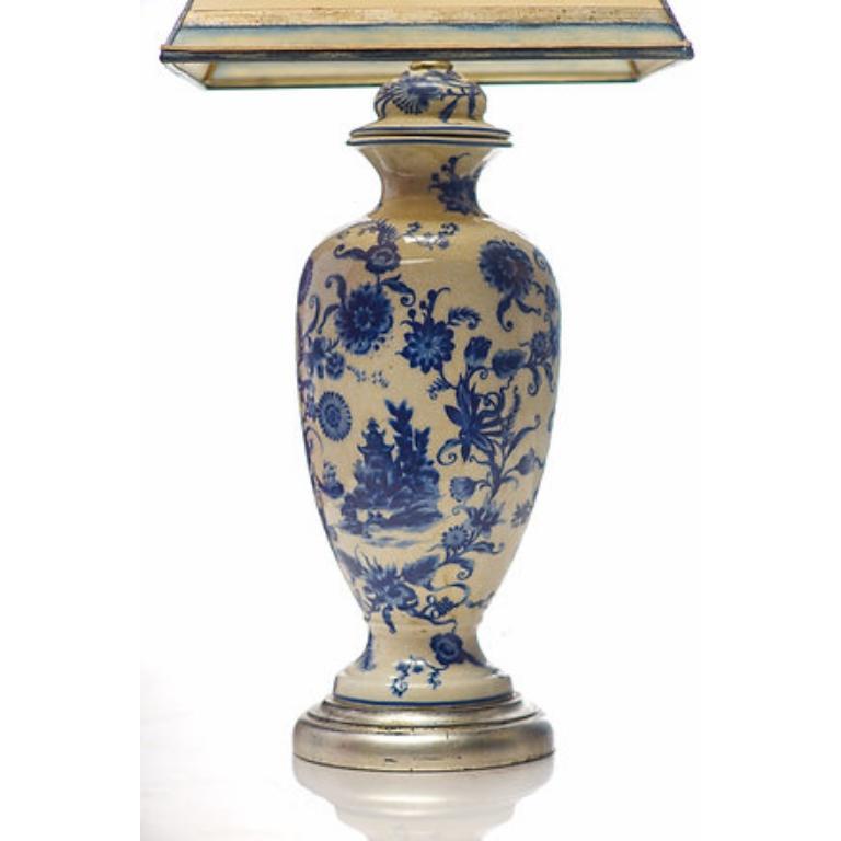 Esportazione cinese Lampade in porcellana bianca e blu in stile cinese, XX secolo in vendita