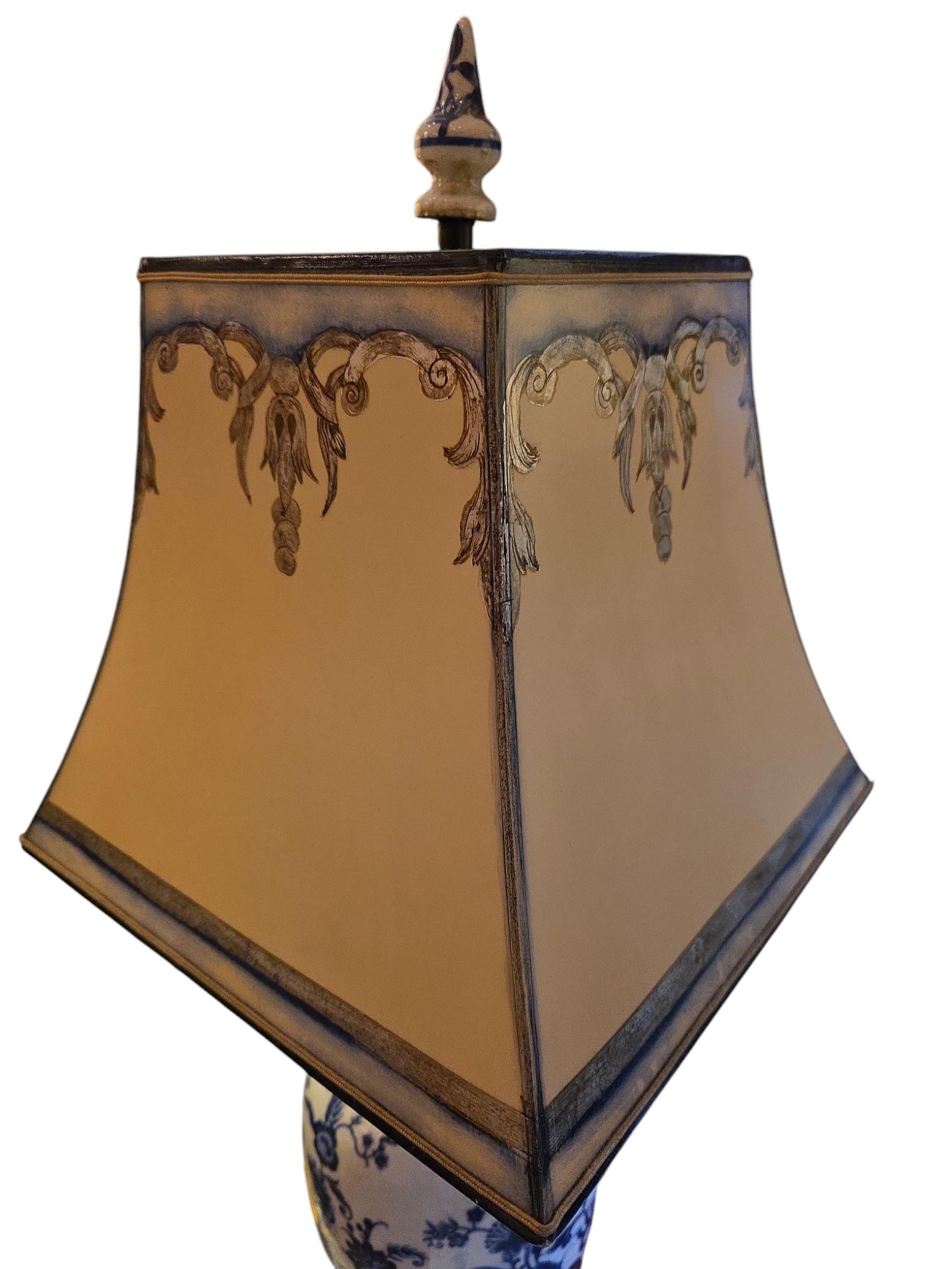 Lampade in porcellana bianca e blu in stile cinese, XX secolo In condizioni ottime in vendita a Los Angeles, CA