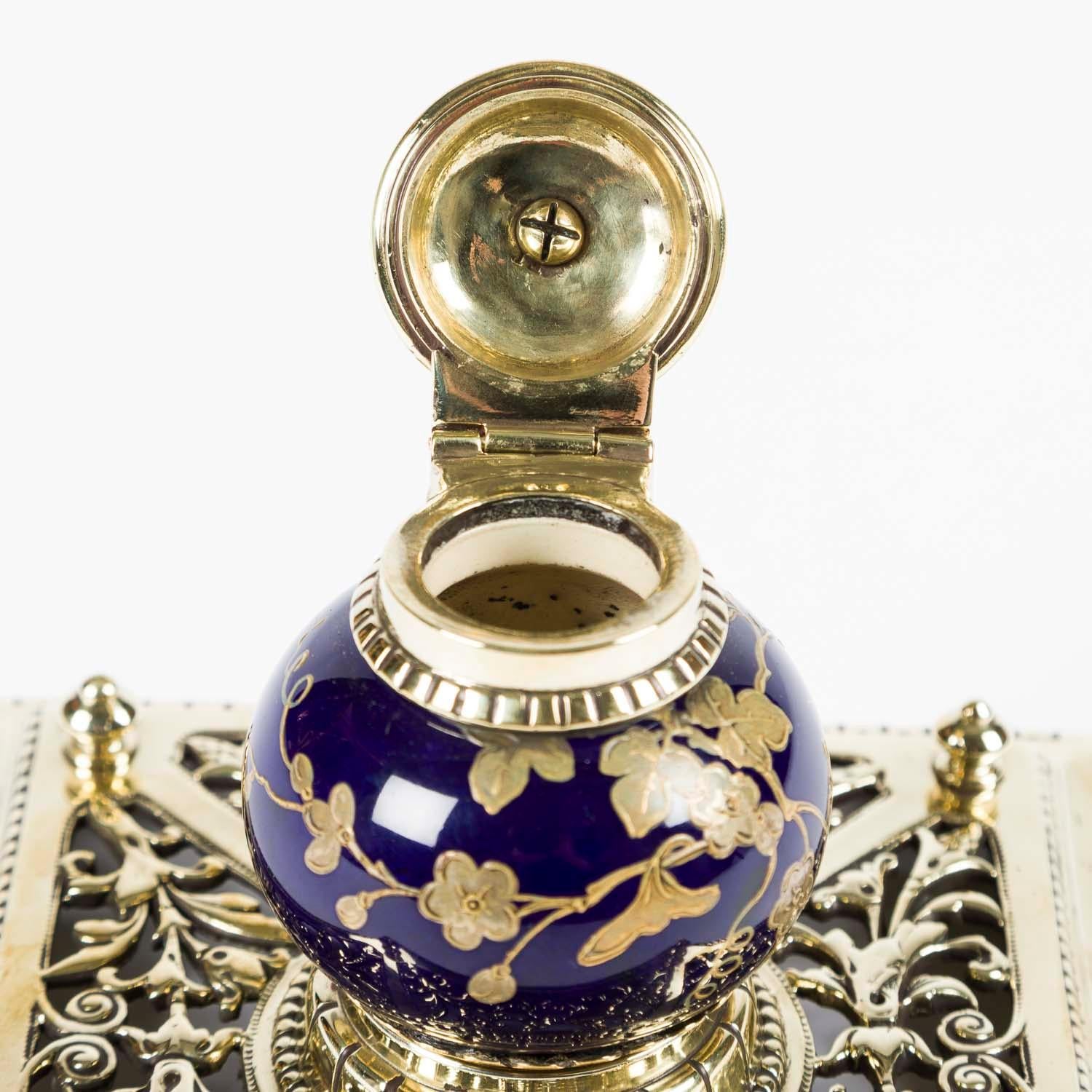 Anglais Encrier en céramique bleu et or de style chinois en vente
