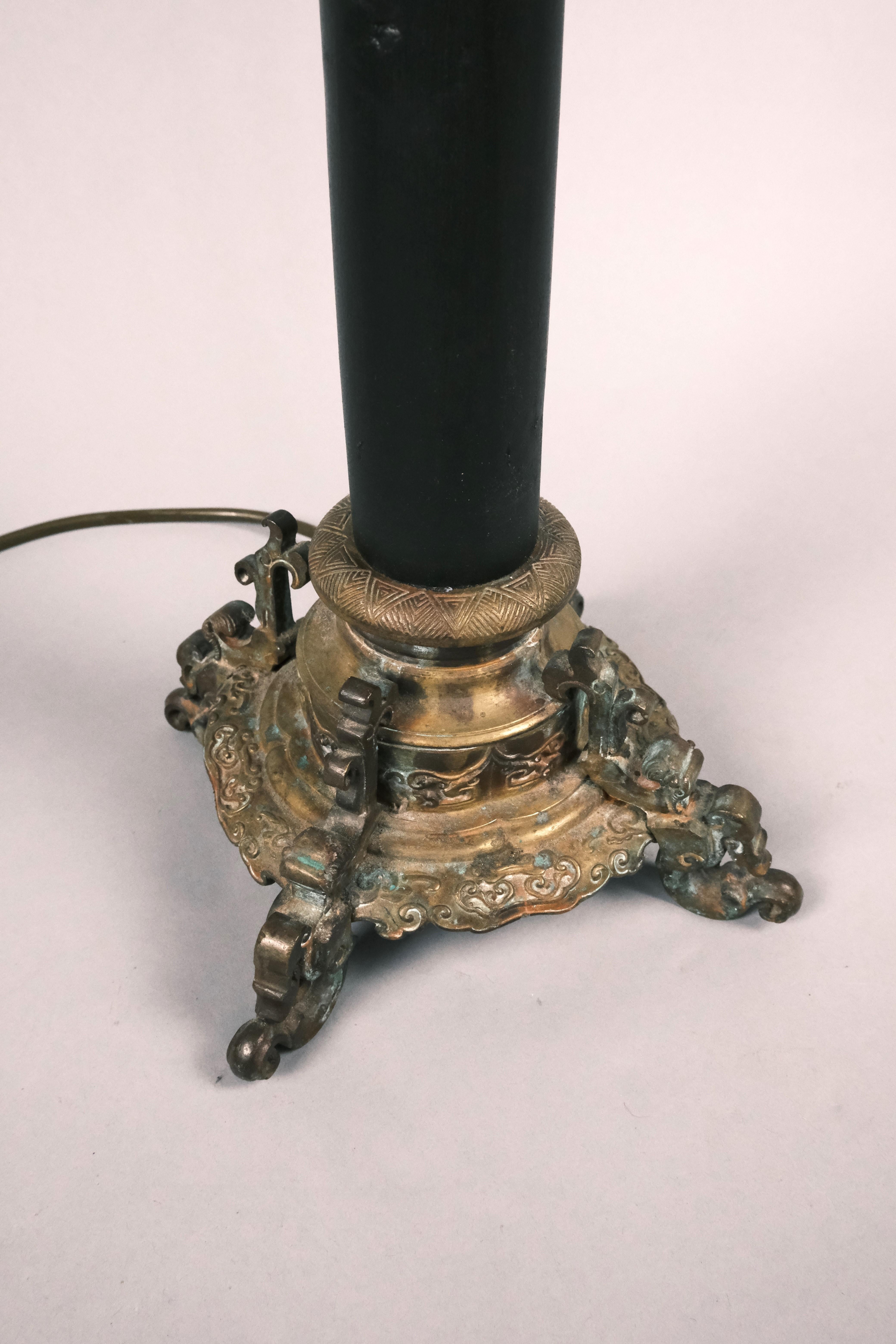 Hutton-Clarke Antiques a le plaisir de présenter une élégante lampe de table antique en bronze de style chinois, habilement convertie à l'électricité pour la commodité moderne. Cette pièce bien proportionnée et substantielle bénéficie d'un moulage