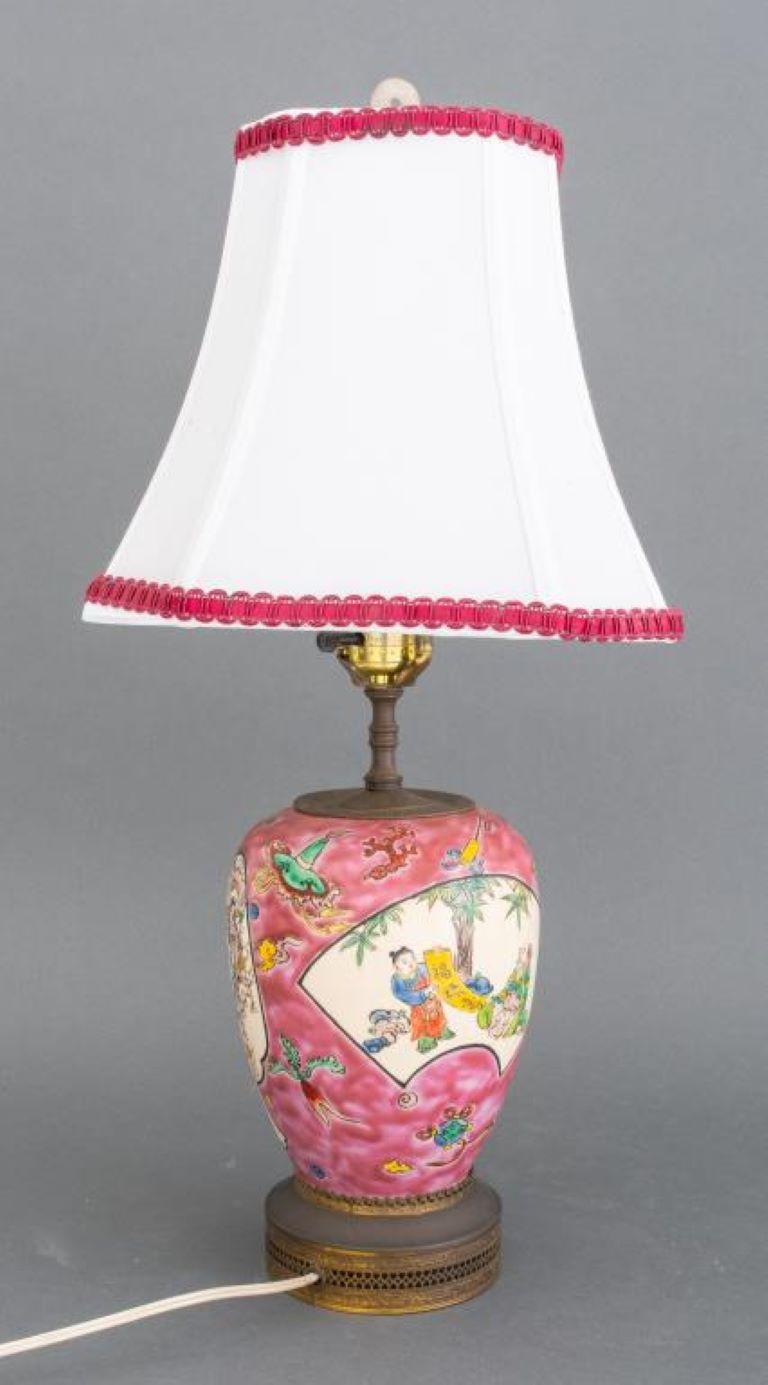 20ième siècle Lampe en céramique de style chinois en vente
