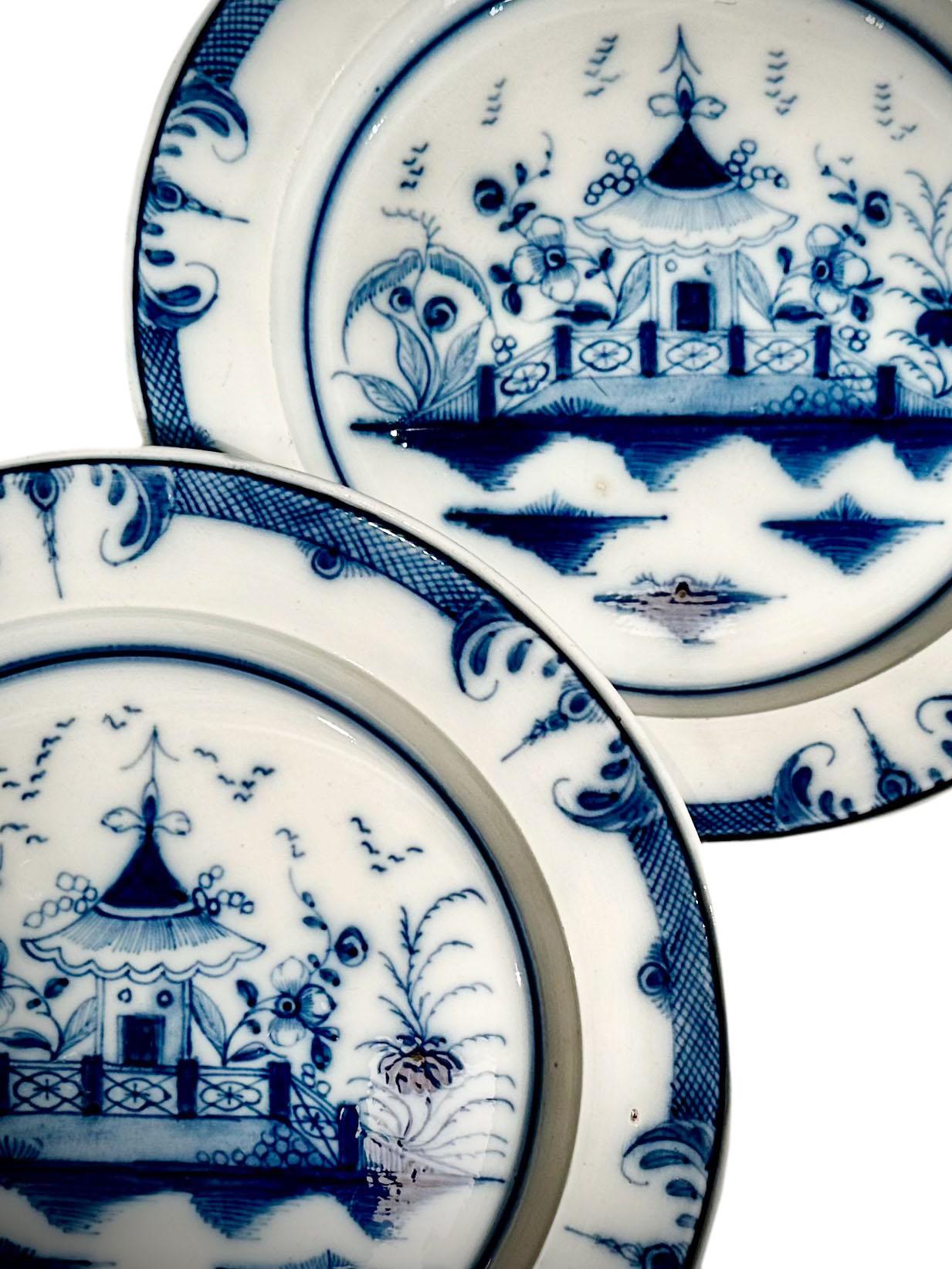 Un par de platos ingleses de perlería de estilo chino de 1800, de forma octogonal en azul y blanco. descripciones antiguas en el reverso de un marchante de hace años. 