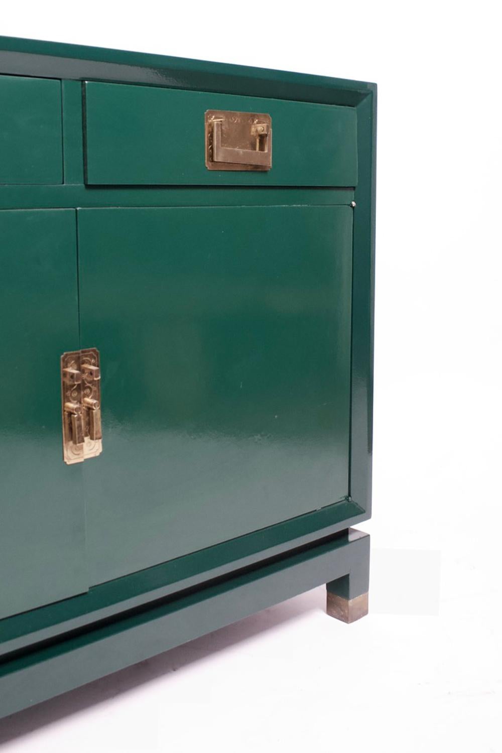 Cassettiera, credenza in stile cinese laccata con maniglie in bronzo. Francia, anni '70. 