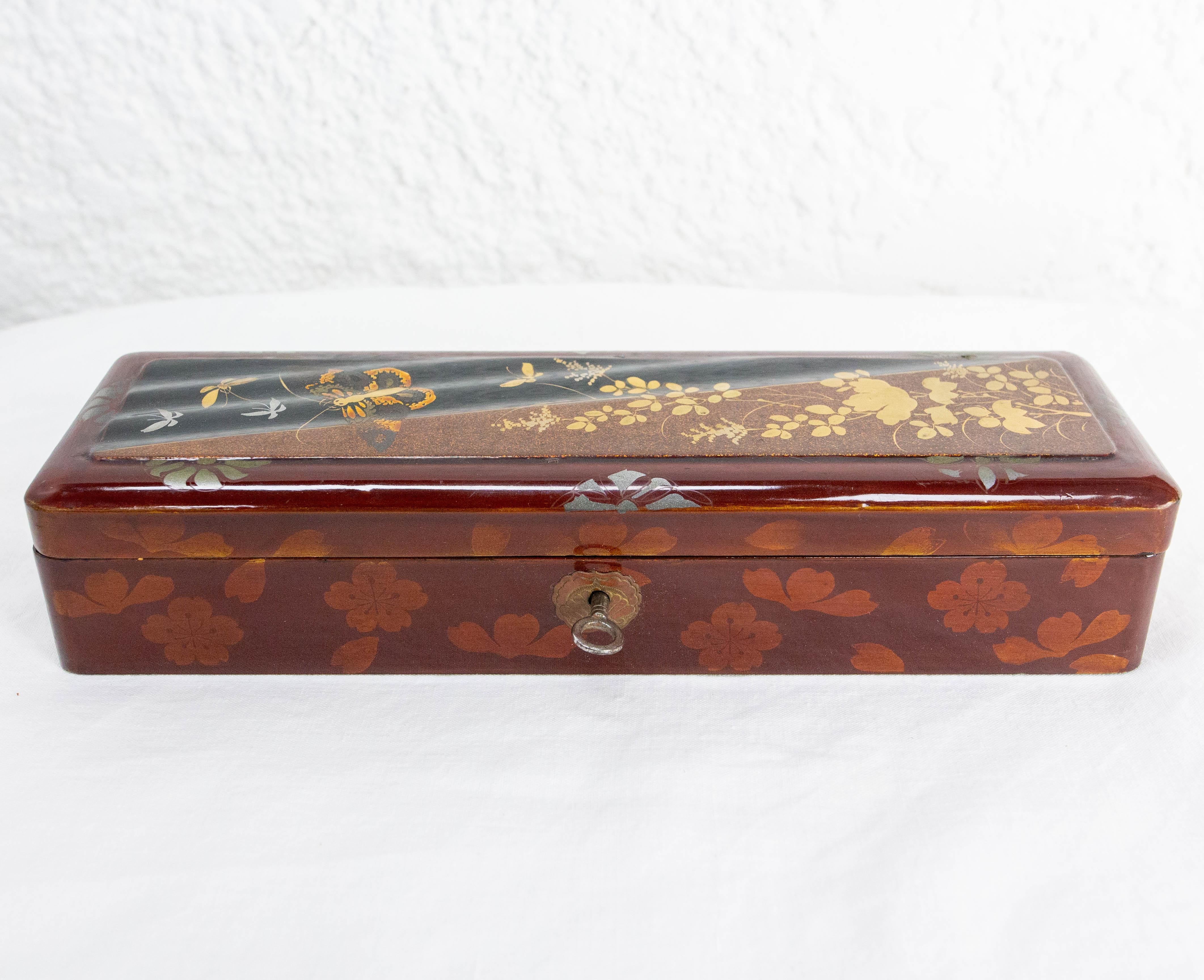 Lacquered paintbrush or pensil box, made in the chinese style.
In this painting features a butterfly and flowers.
The key is not the original but it does correspond to the lock.
Good condition with few marks of use.

Shipping:
6 / 9 / 29 cm 0.3 kg