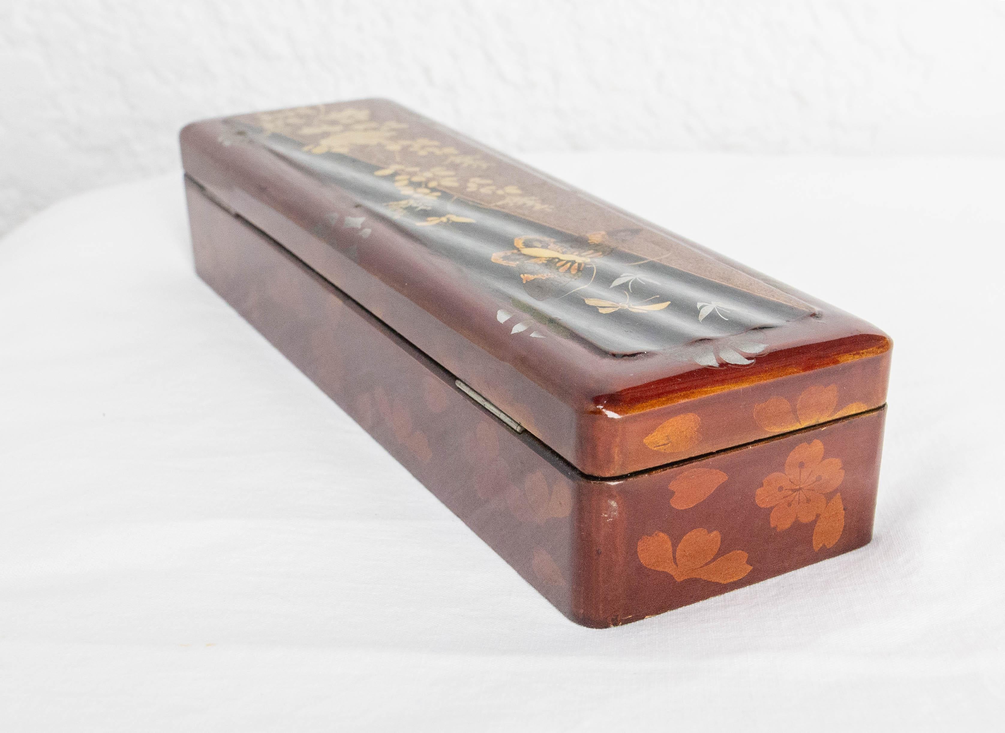 Chinese Style Lacquered Brush or Pencil Box Painted Butterfly, circa 1940 In Good Condition For Sale In Labrit, Landes