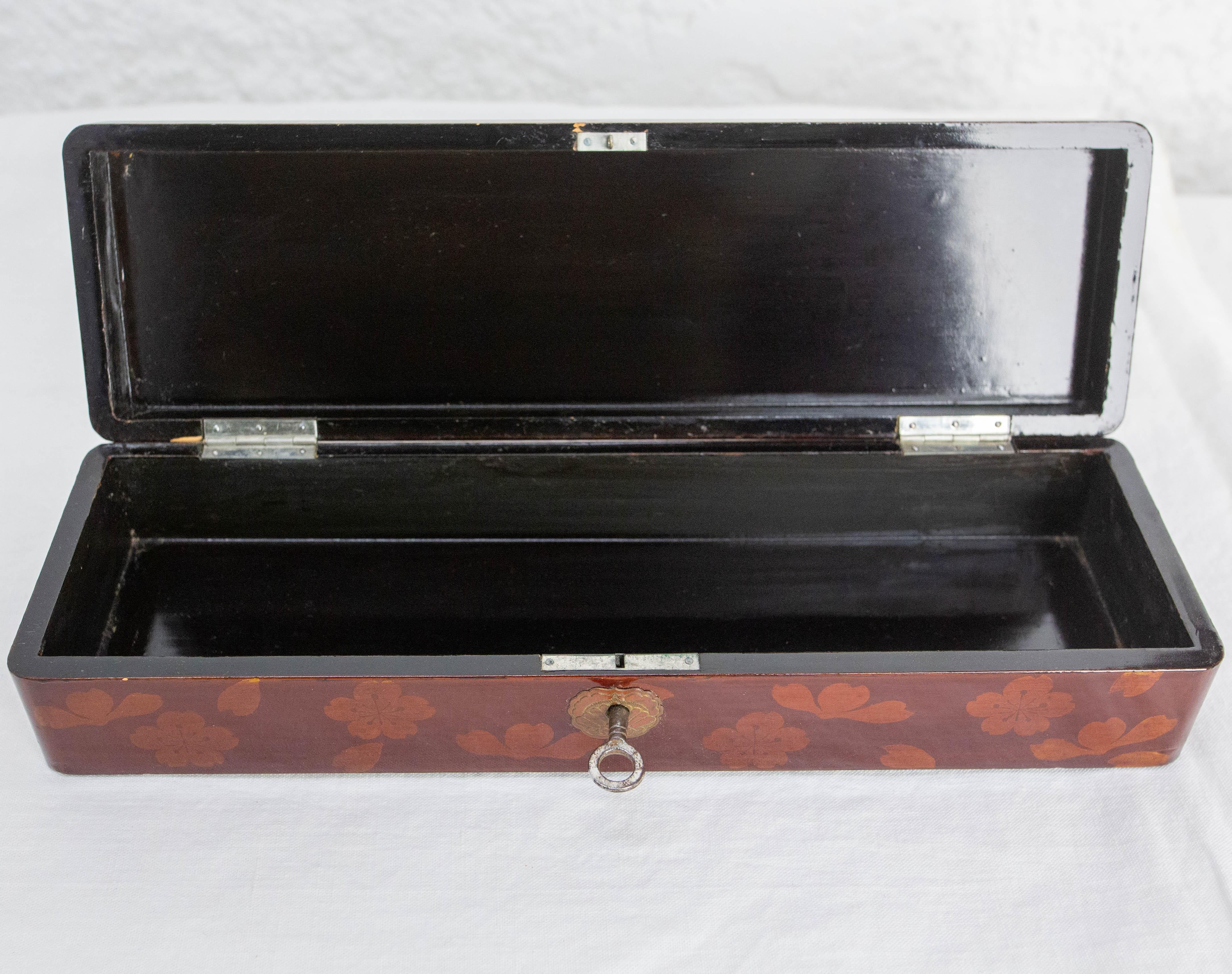 Chinese Style Lacquered Brush or Pencil Box Painted Butterfly, circa 1940 For Sale 1