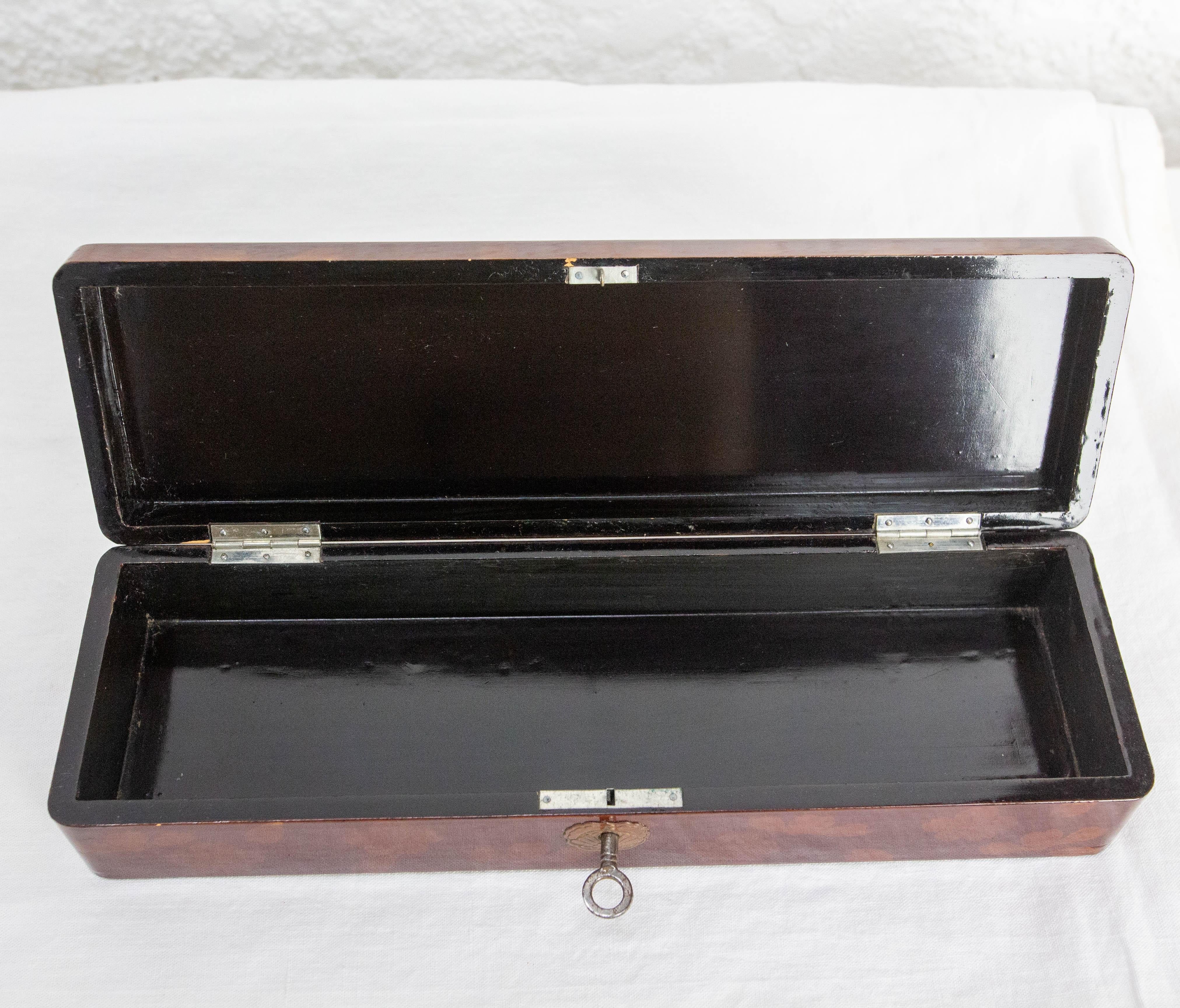 Chinese Style Lacquered Brush or Pencil Box Painted Butterfly, circa 1940 For Sale 2