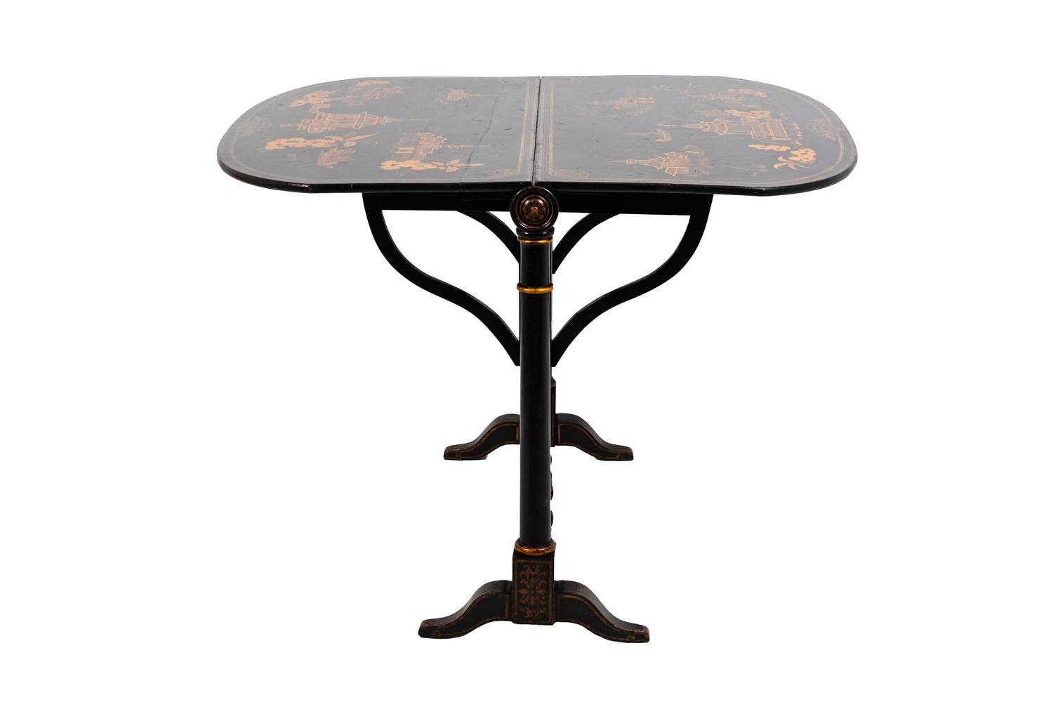 Chinoiseries Table à feuilles de style chinois en bois laqué noir, XIXe siècle en vente