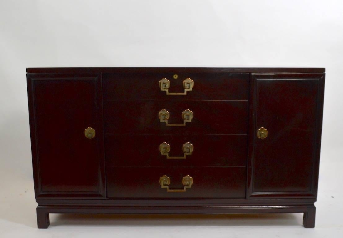 Asia Modern Sideboard, hergestellt von der anerkannten Möbelfirma Landstrom Furniture Corporation. Zwei Türen, die sich öffnen lassen, um Regalfächer zu enthüllen, flankieren die mittlere Schubladenbank. Schöner, sauberer Originalzustand, mit nur