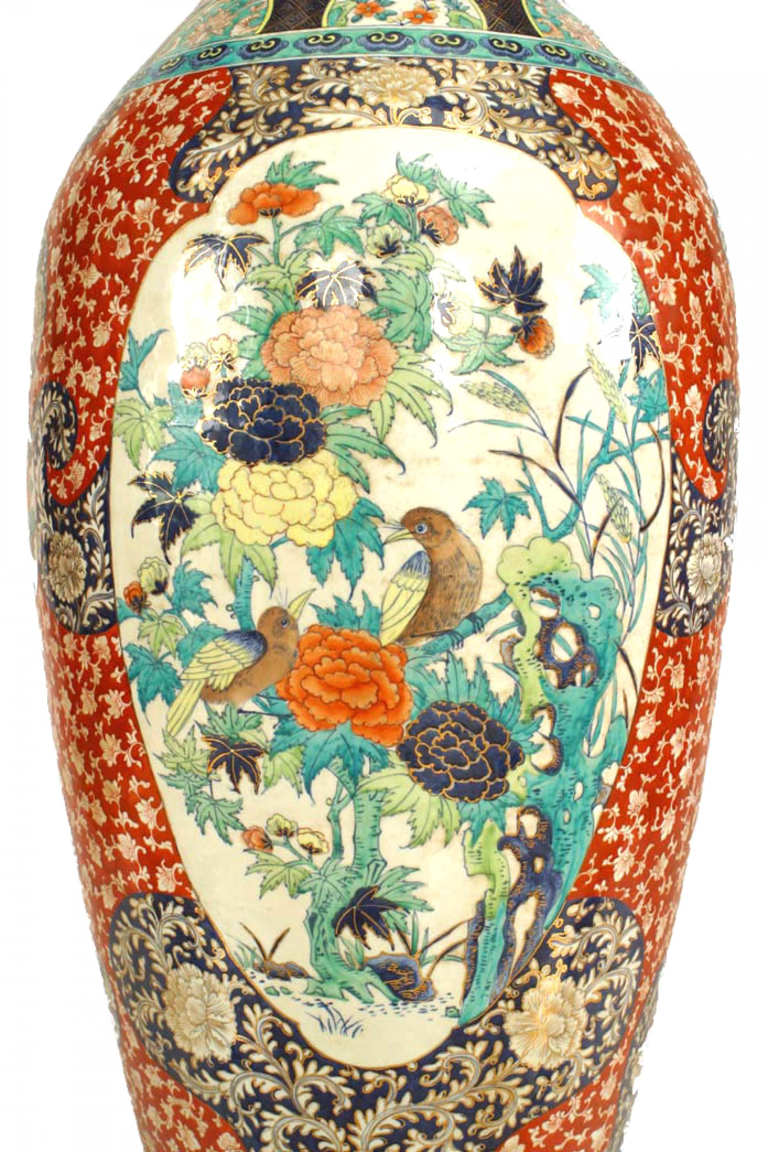 Vaso da terra monumentale in porcellana in stile asiatico cinese (19/20° secolo) con colori arancioni, blu e bianchi e decorazione floreale con top smerlato.

Condit: Buono; Usura coerente con l'età e l'utilizzo