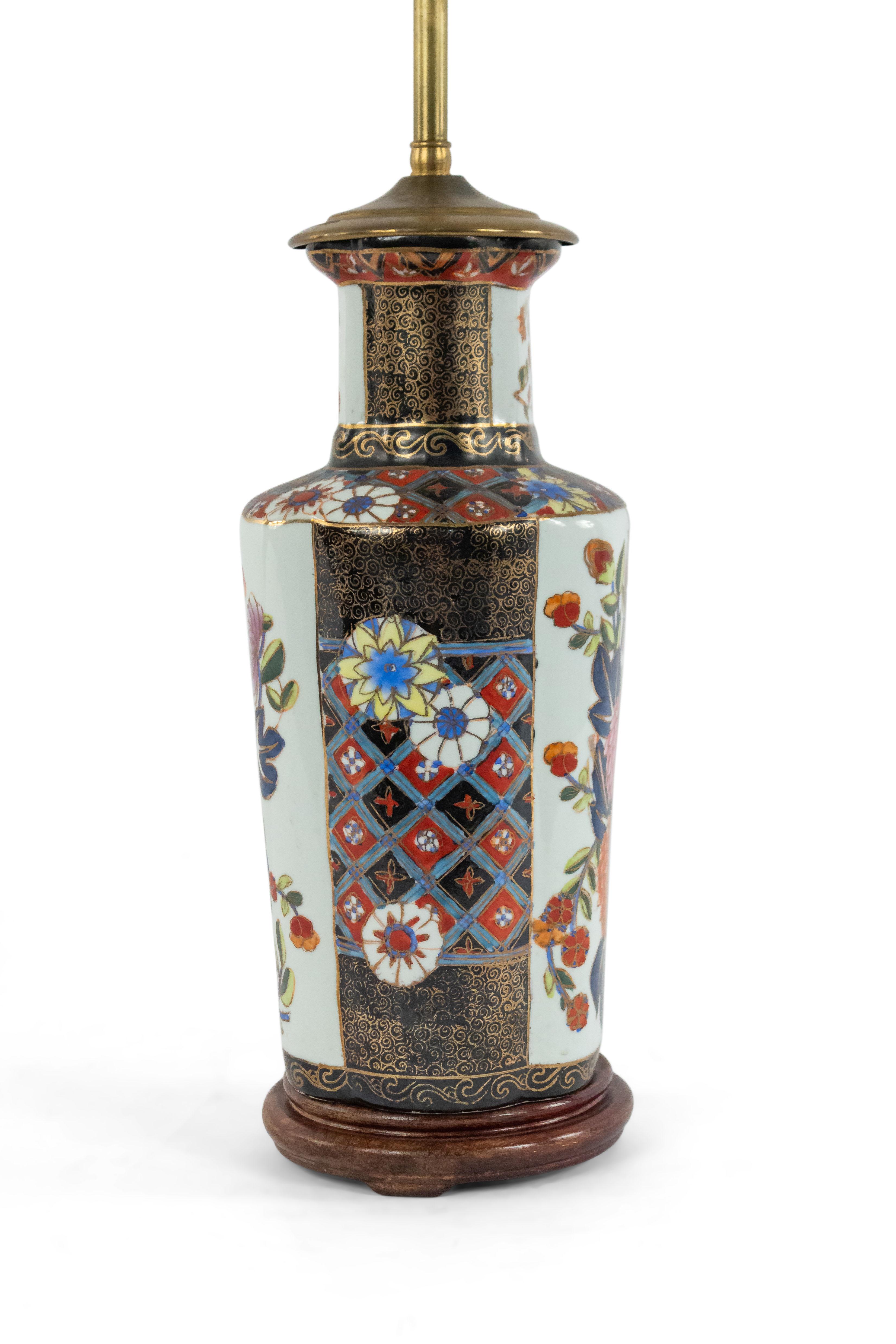 Lampe de table en porcelaine de style asiatique chinois avec décoration florale de style Imari sur base ronde en bois.