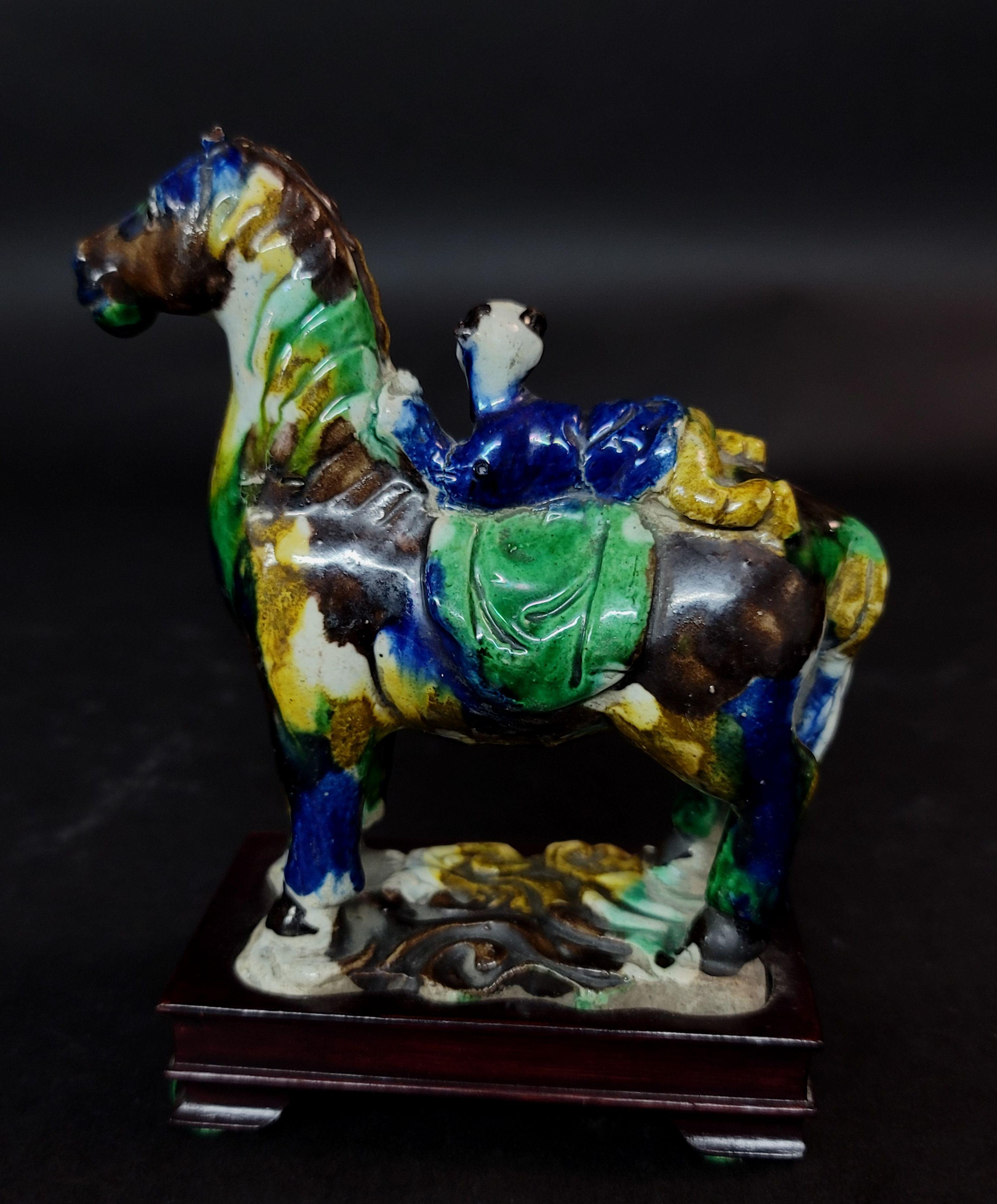 Chinesische glasierte Su Sanci-Pferdfigur und Junge, Kangxi-Periode, 18. Jahrhundert (18. Jahrhundert und früher) im Angebot