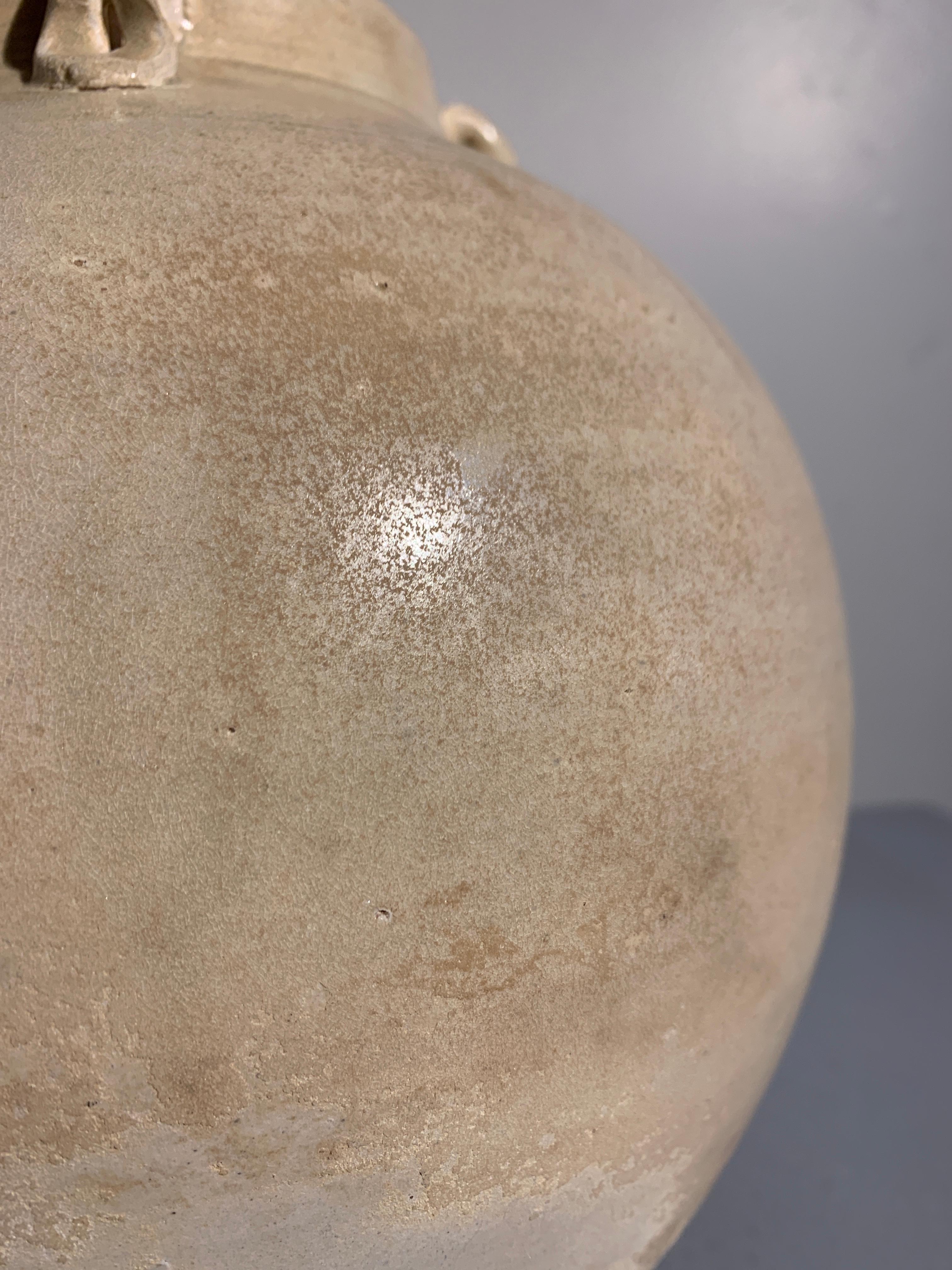 Jarre à glaçure blanche de la dynastie Sui avec anses en boucle, VIe-VIIe siècle État moyen - En vente à Austin, TX