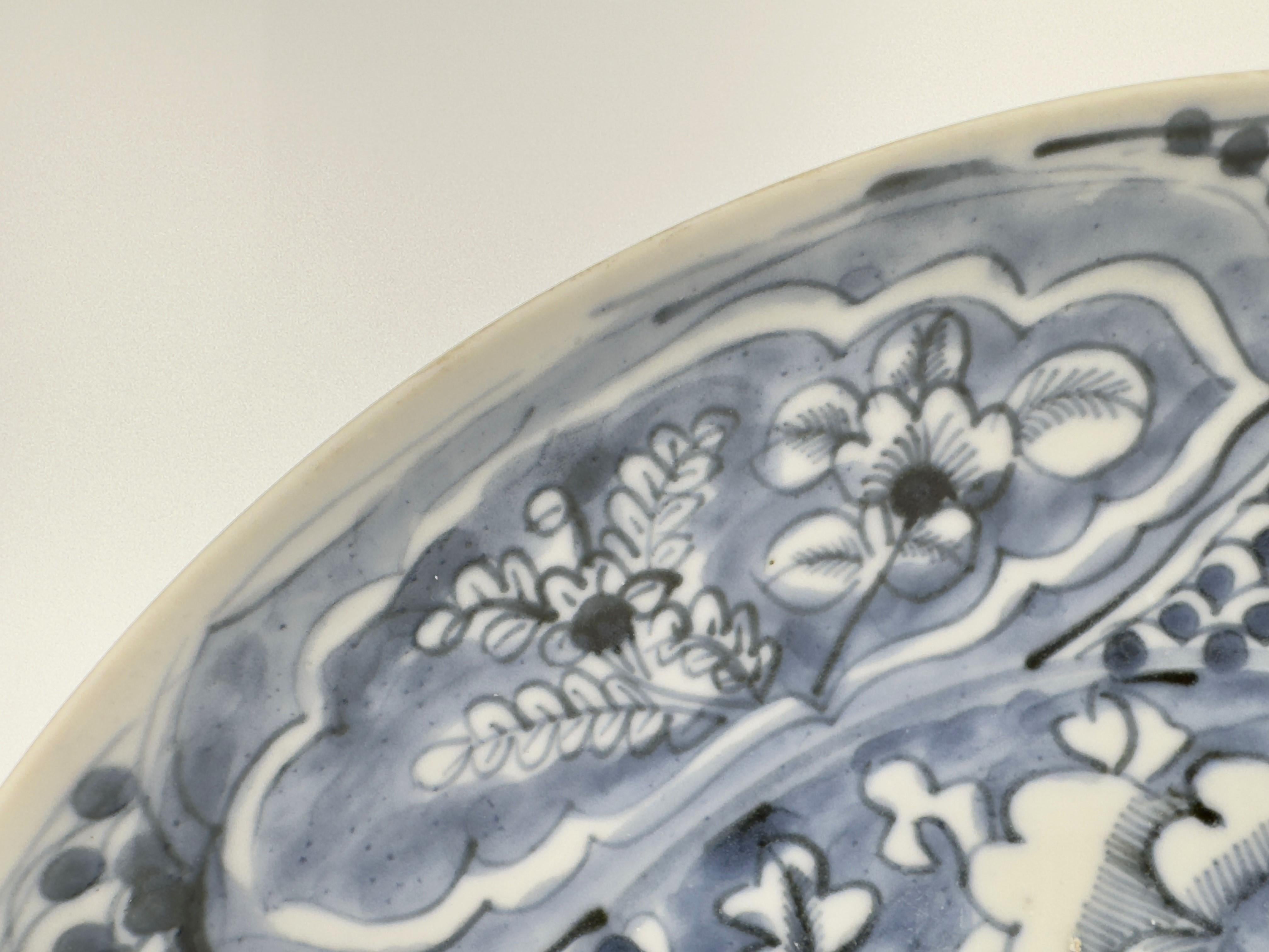 Plat chinois en céramique bleu et blanc Swatow, fin de la dynastie Ming en vente 3
