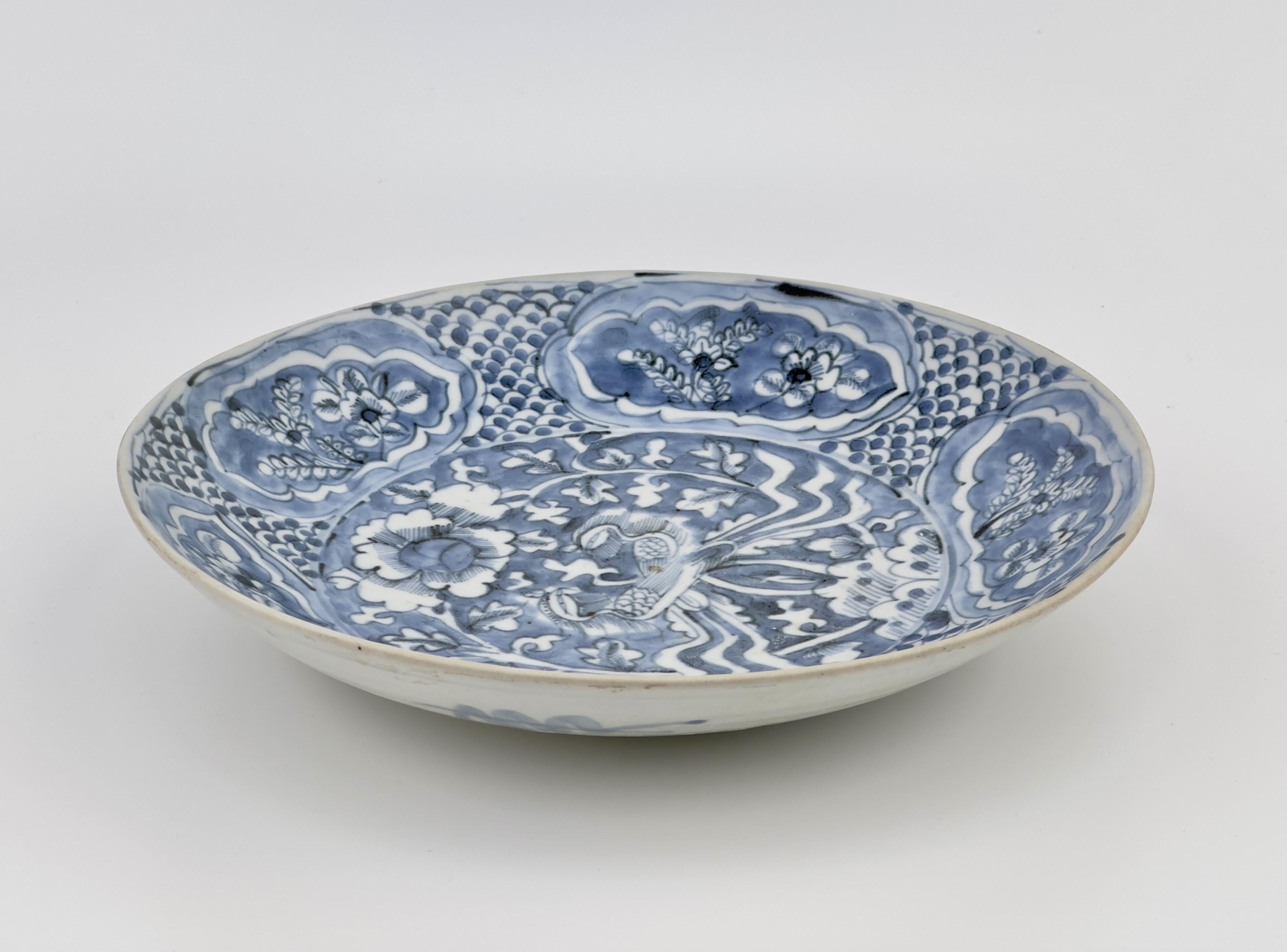 Glazed Chinese Swatow Blue and White Ceramic Dish, Late Ming Dynasty For Sale