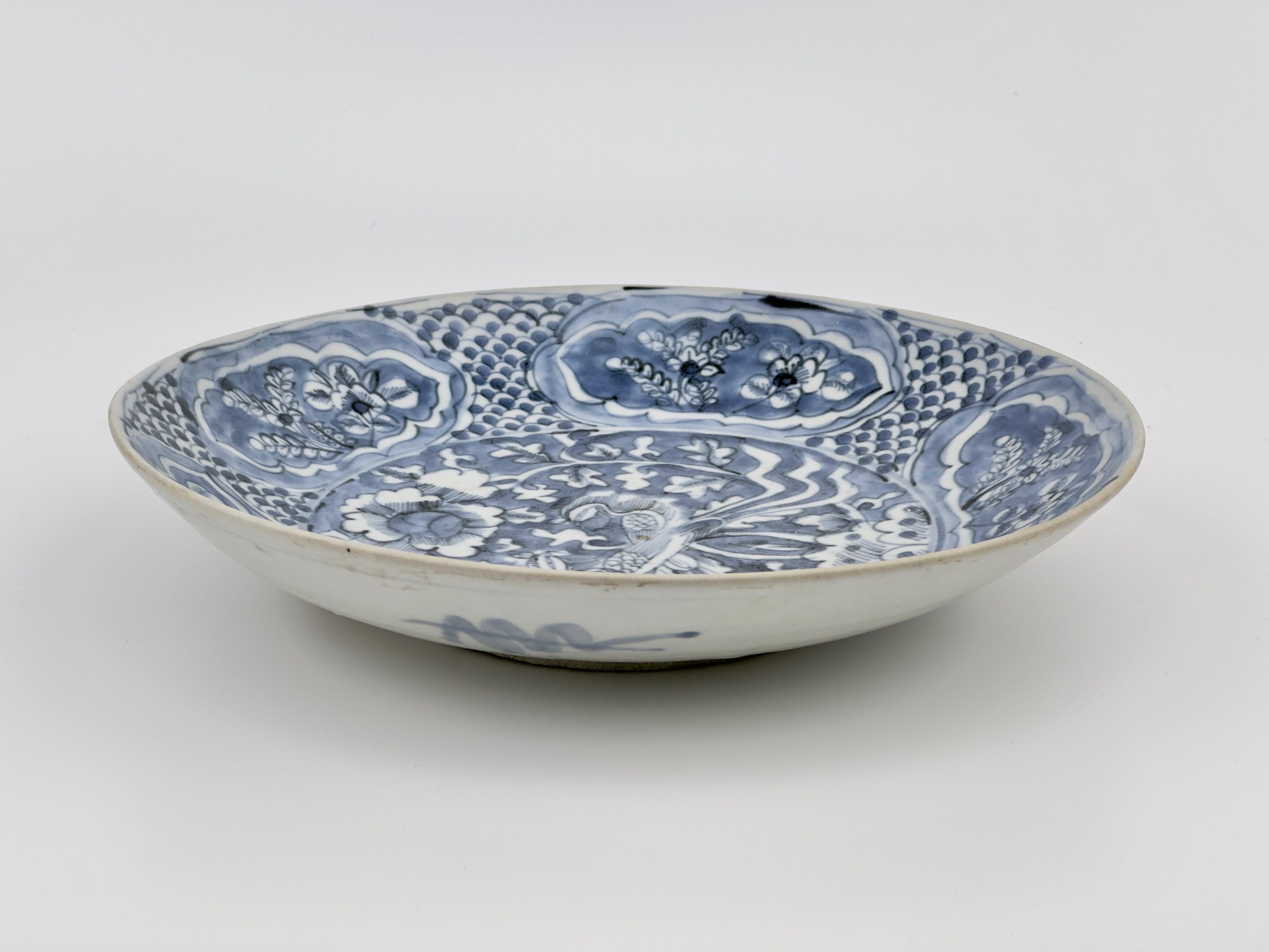 Vernissé Plat chinois en céramique bleu et blanc Swatow, fin de la dynastie Ming en vente