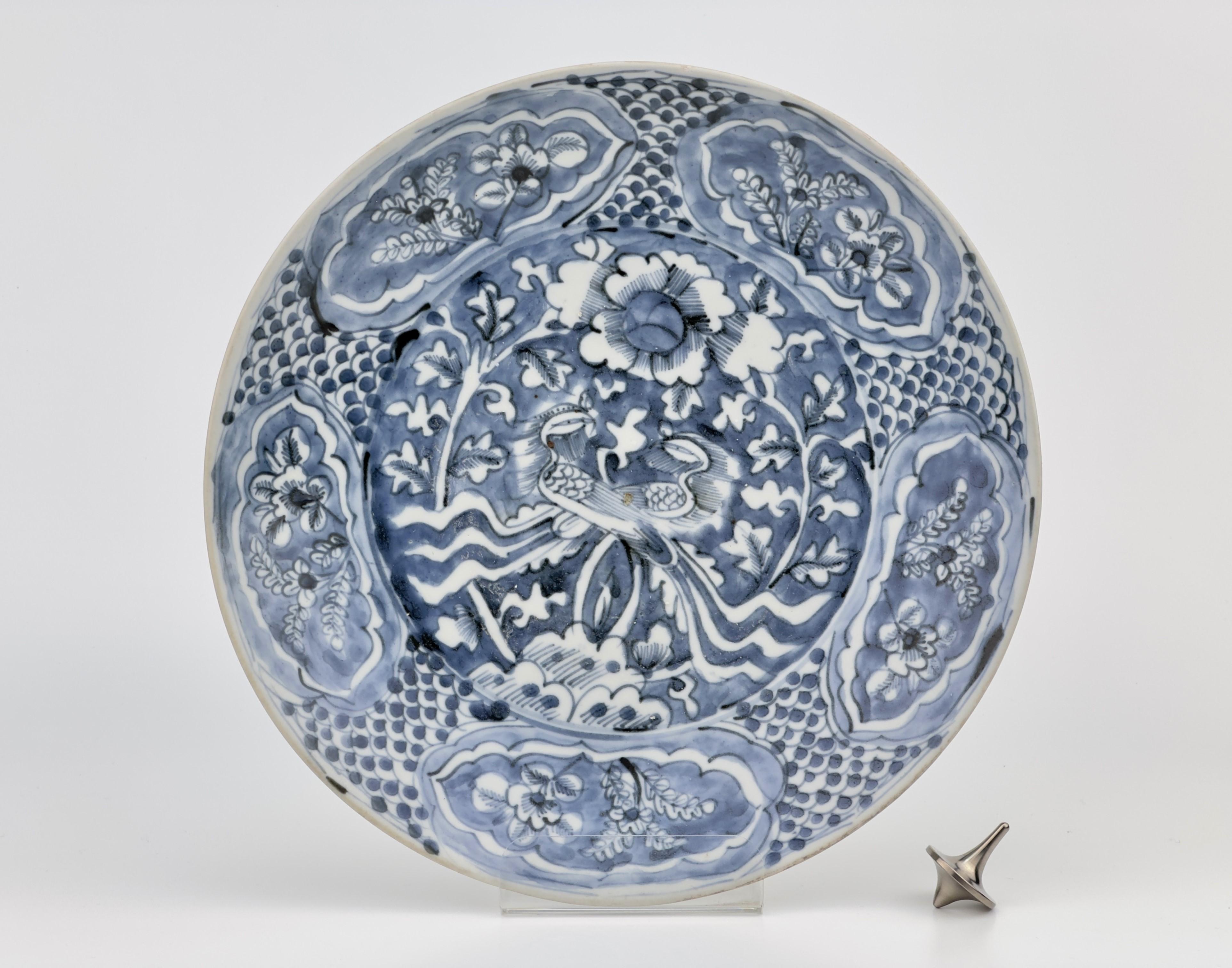 Célèbre assiette chinoise en porcelaine bleue et blanche de la fin de la dynastie des Ming, double phénix, provenant des naufrages de Binh Thuan

Période : Dynastie Ming (1368-1644)
Région : Jingdezhen, Chine
Type : Porcelaine bleue et