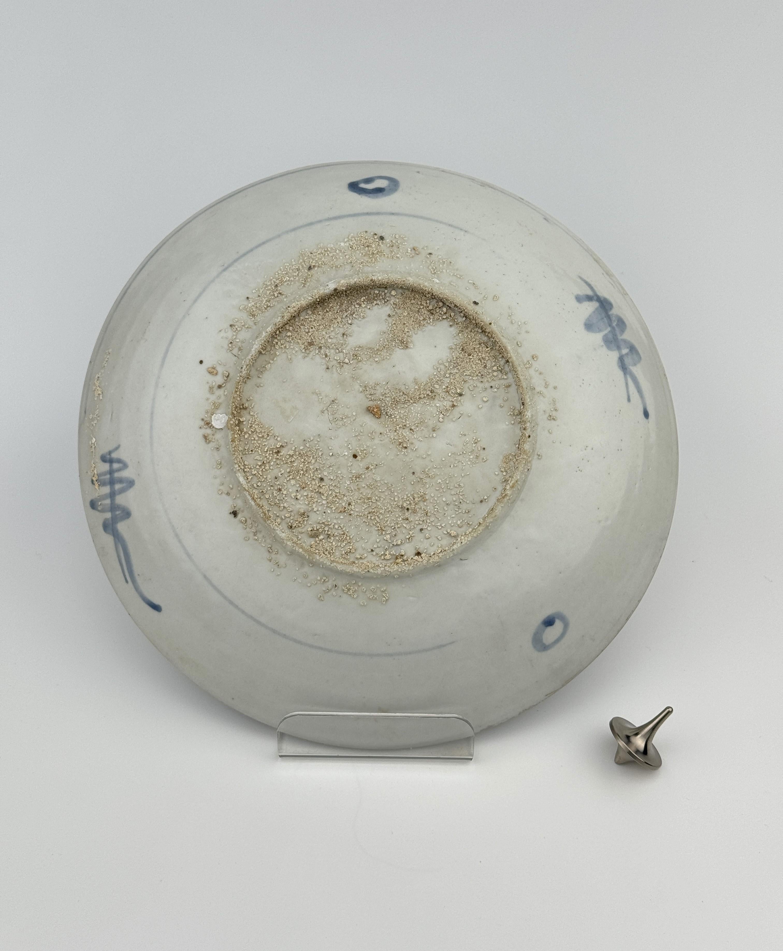 XVIIIe siècle et antérieur Plat chinois en céramique bleu et blanc Swatow, fin de la dynastie Ming en vente