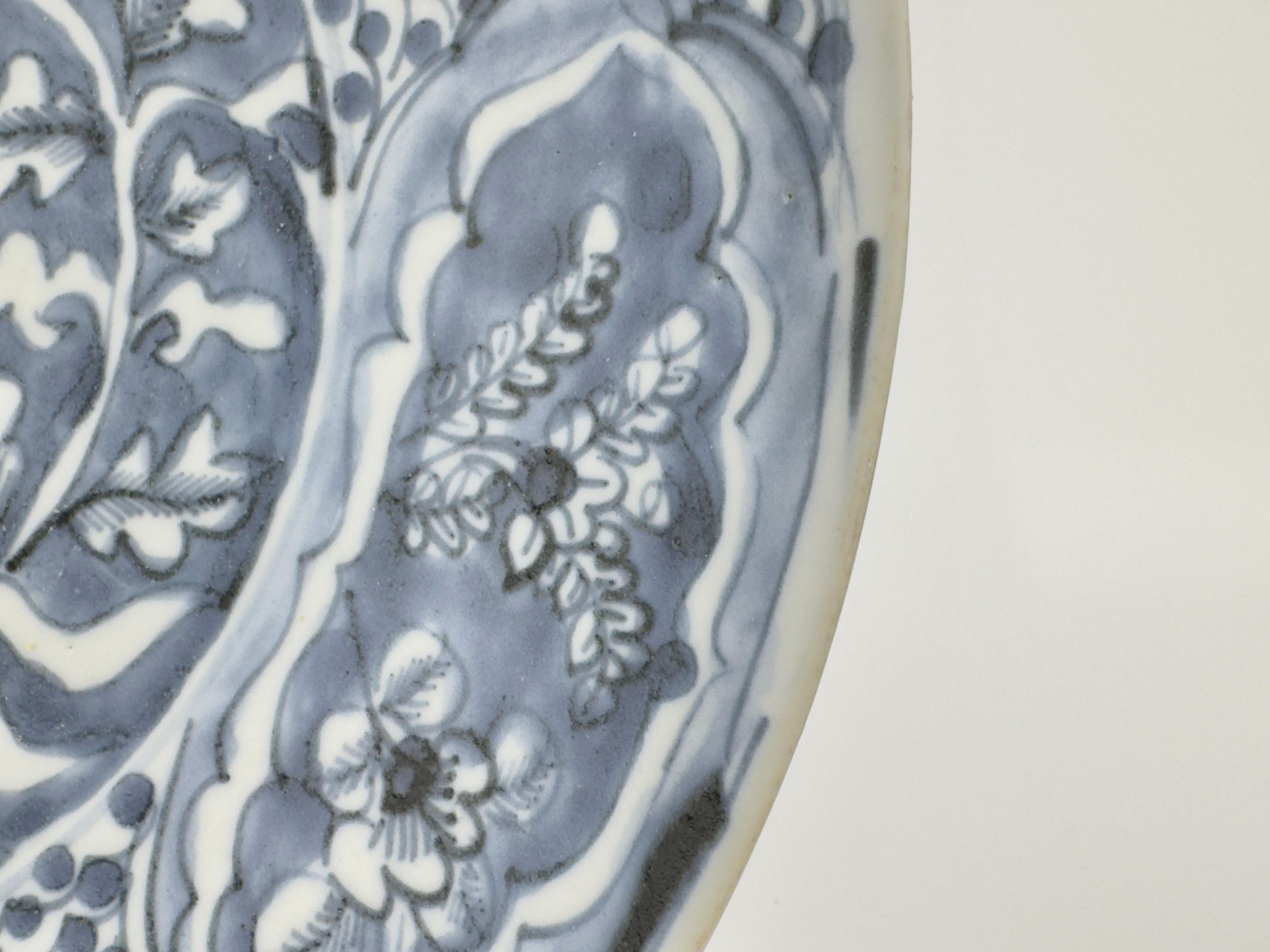 Plat chinois en céramique bleu et blanc Swatow, fin de la dynastie Ming en vente 2
