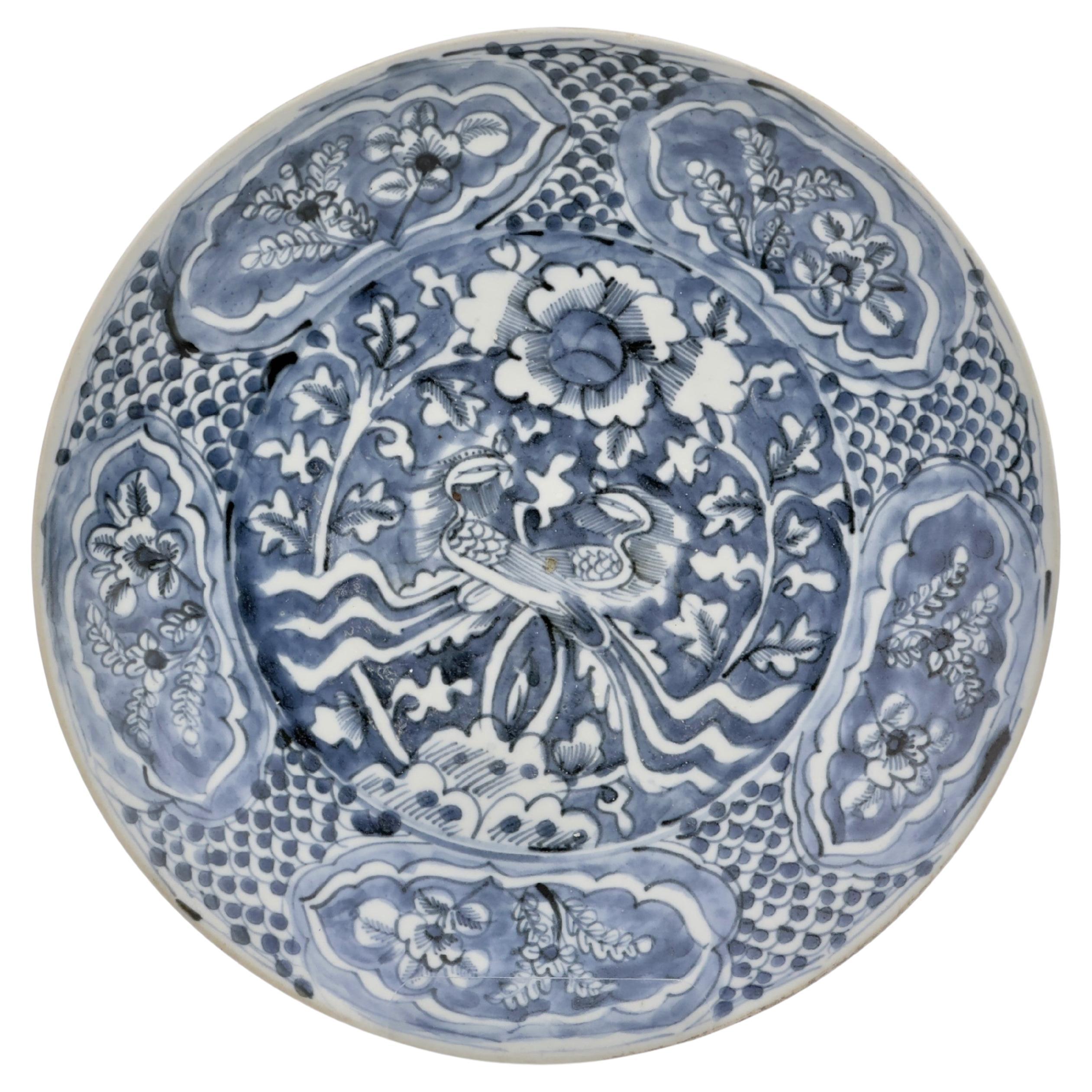 Plat chinois en céramique bleu et blanc Swatow, fin de la dynastie Ming en vente