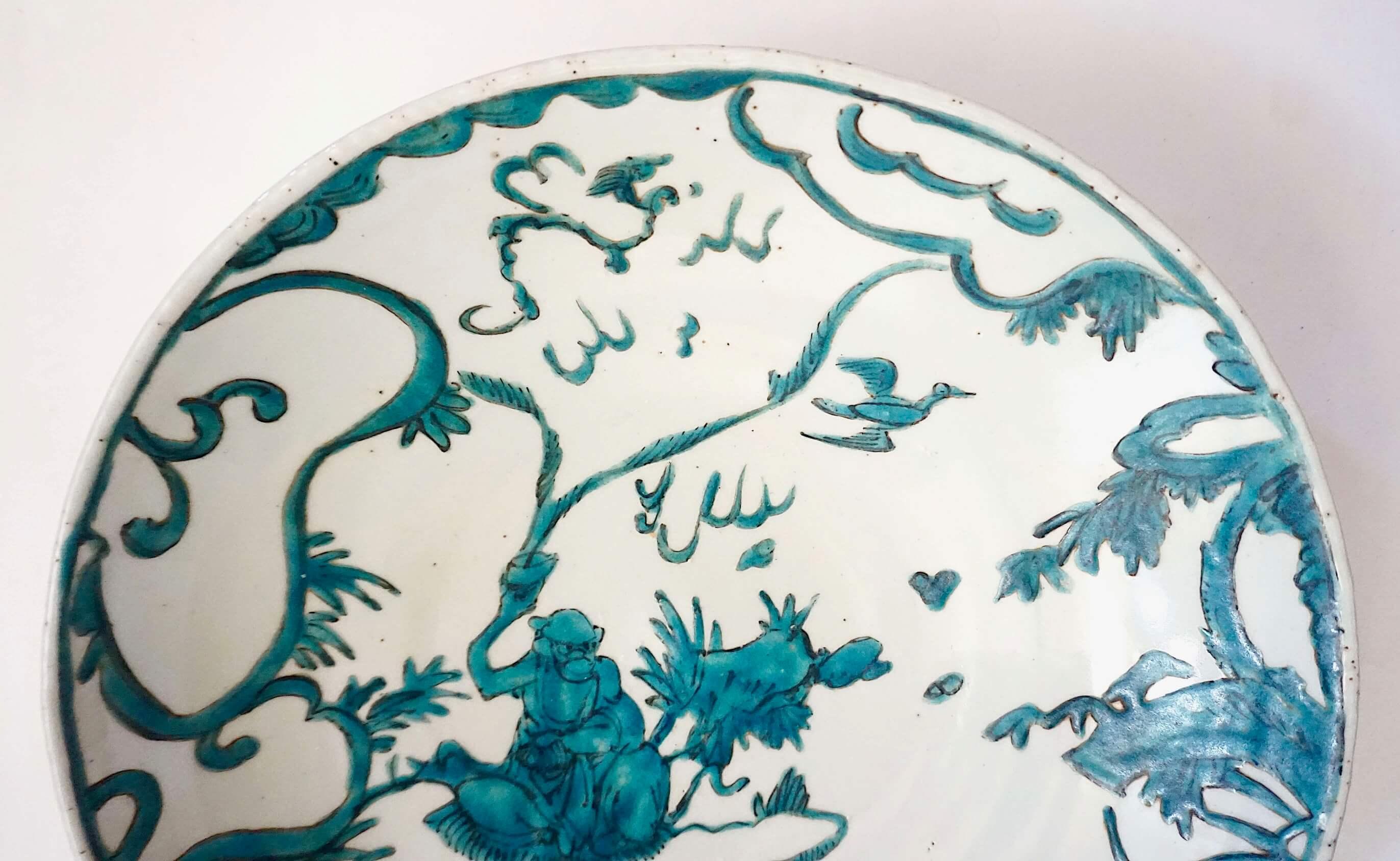 Hand-Crafted Chinese Ming Dynasty 'Swatow' Polychrome-Enamelled Shallow Bowl, circa 1600 For Sale