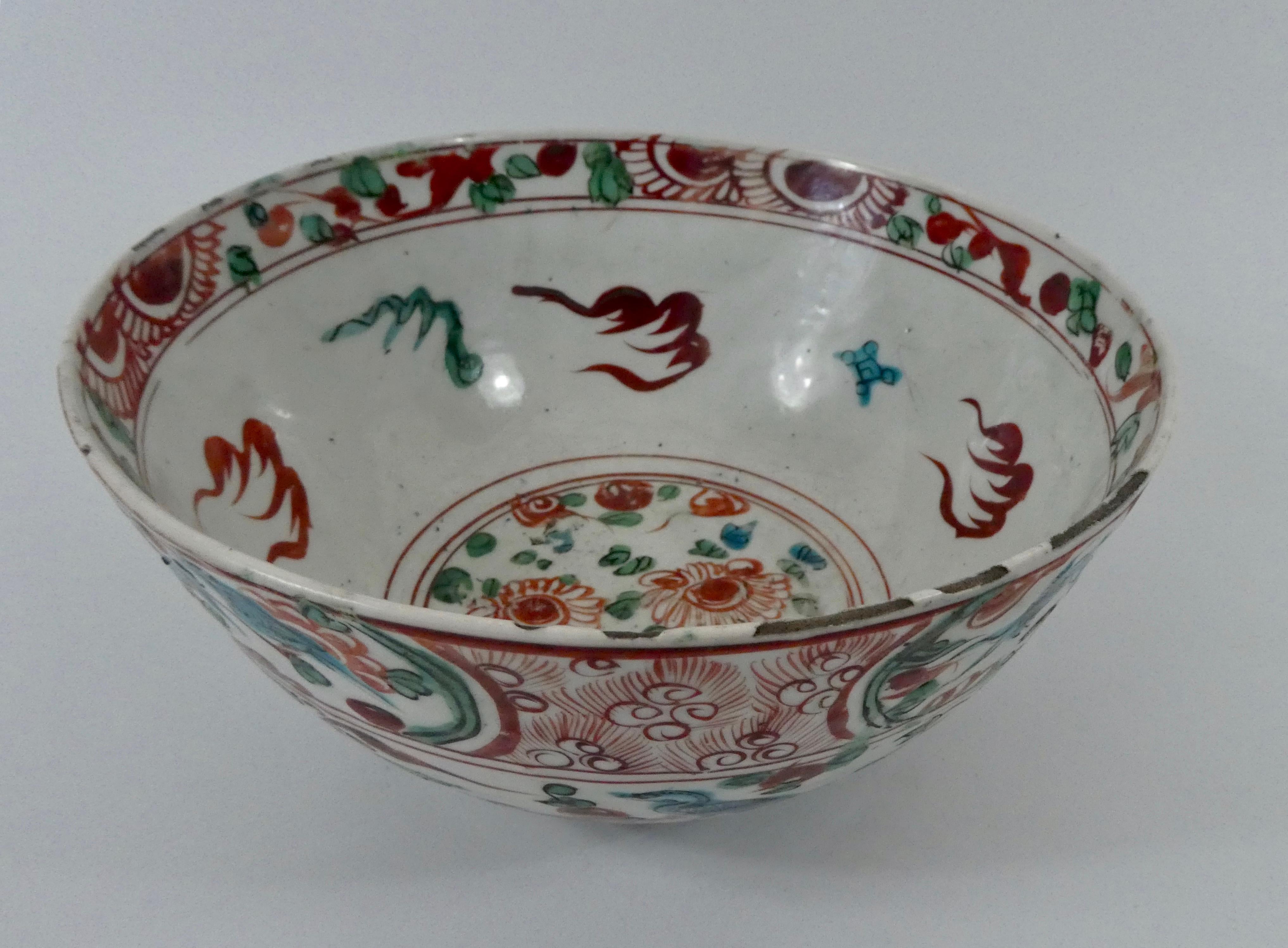 Chinese Swatow Porcelain Large Bowl, circa 1600, Ming Dynasty 9