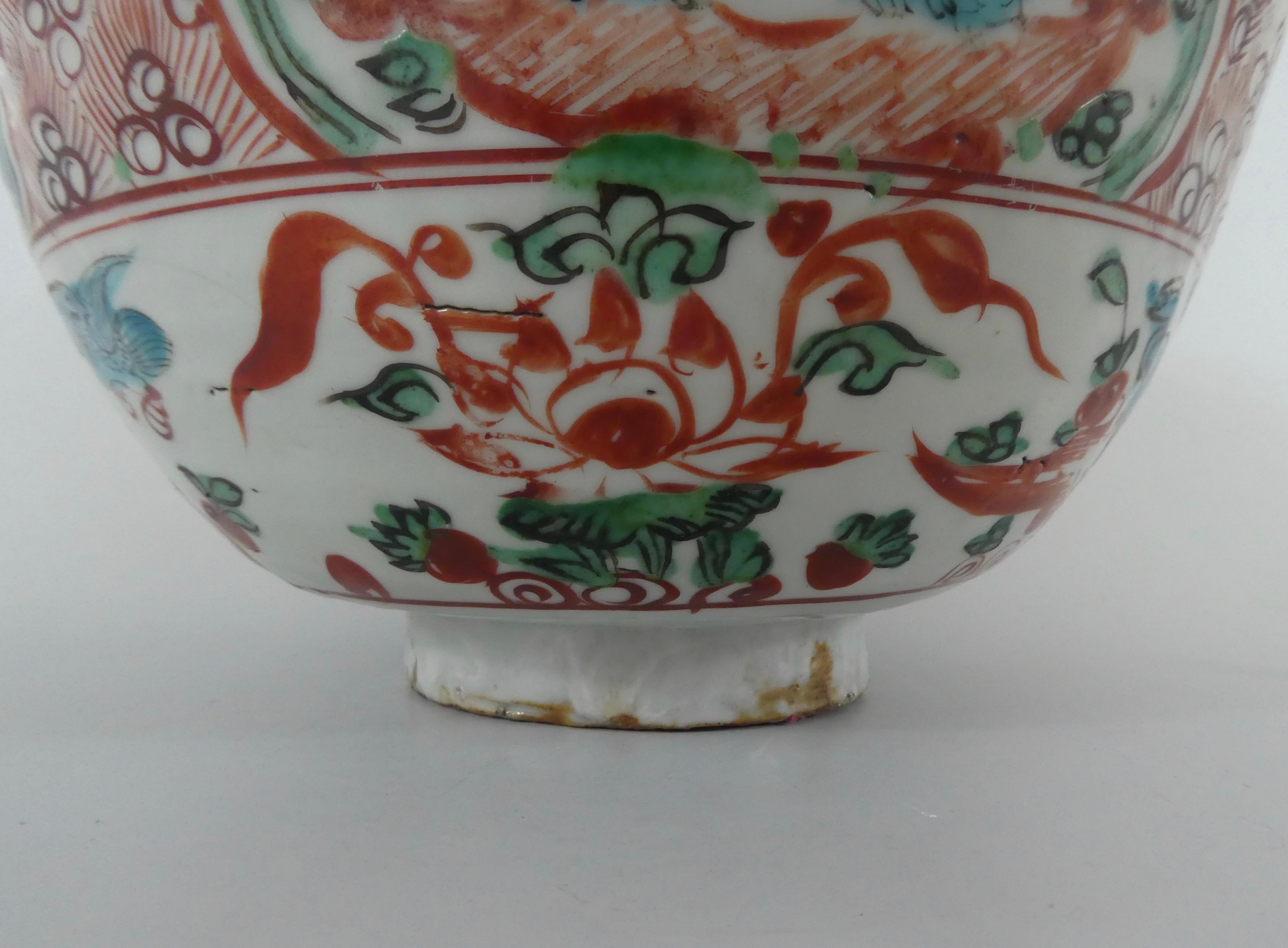 Fired Chinese Swatow Porcelain Large Bowl, circa 1600, Ming Dynasty