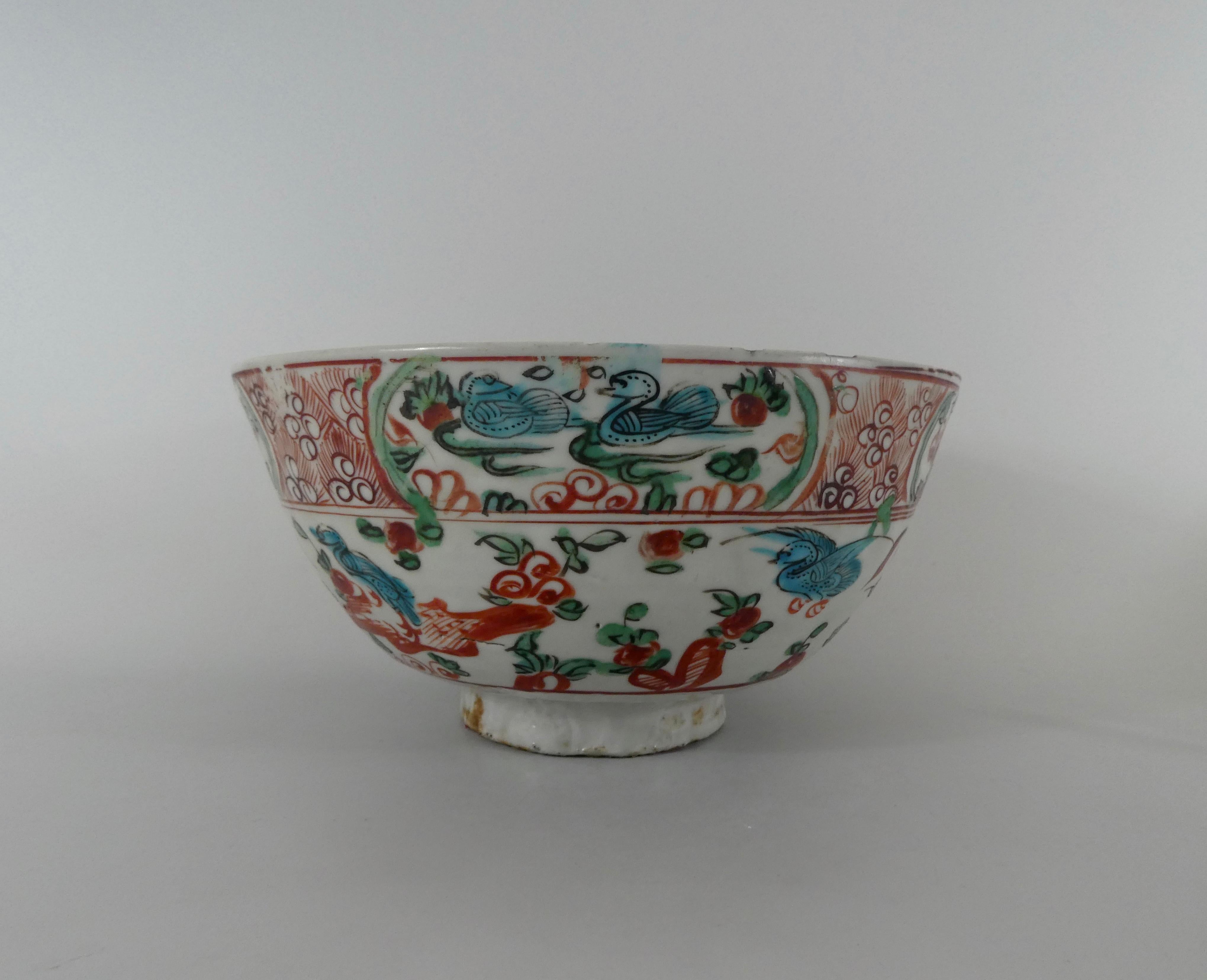 Chinese Swatow Porcelain Large Bowl, circa 1600, Ming Dynasty In Good Condition In Gargrave, North Yorkshire