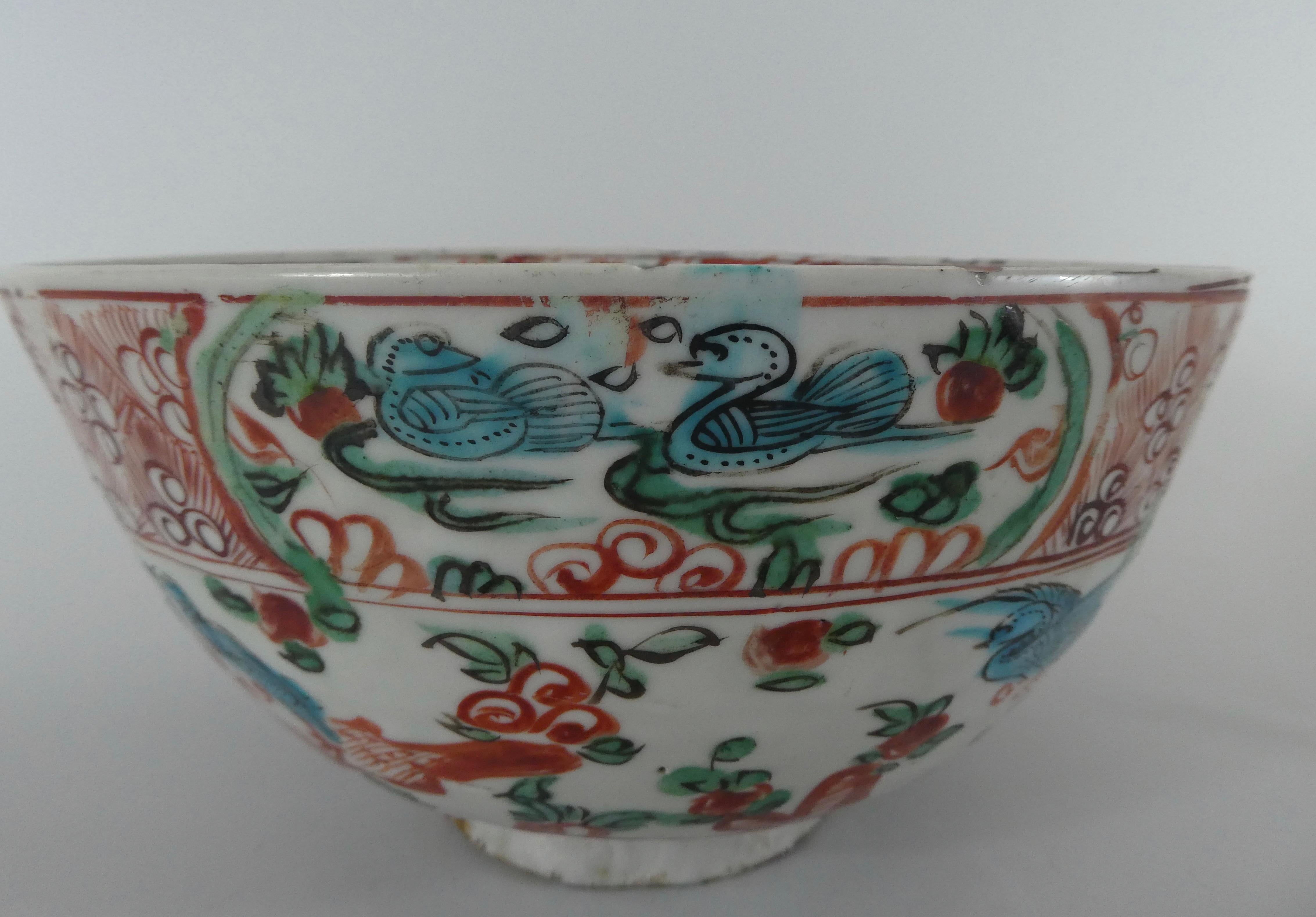 Chinese Swatow Porcelain Large Bowl, circa 1600, Ming Dynasty 1