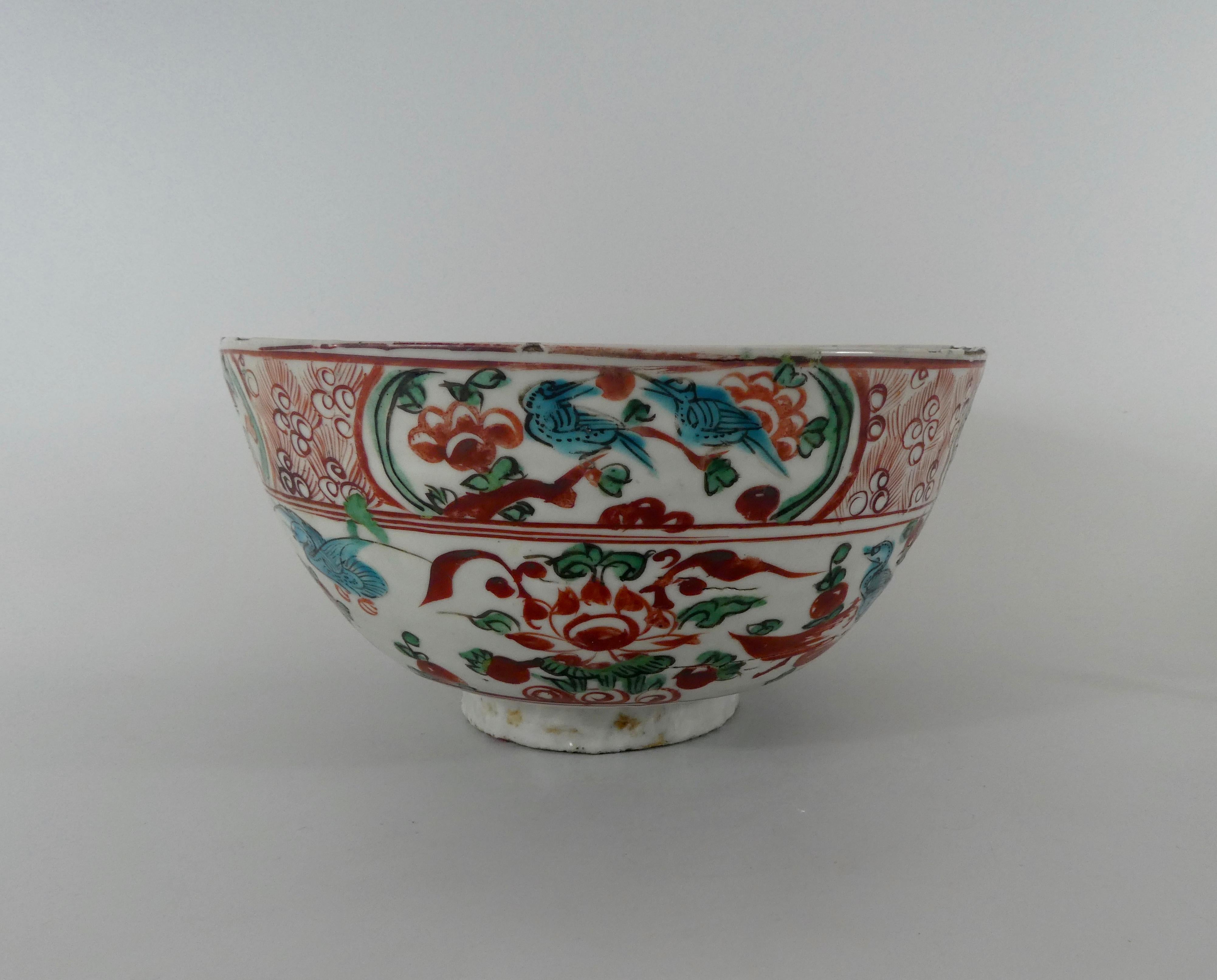 Chinese Swatow Porcelain Large Bowl, circa 1600, Ming Dynasty 2