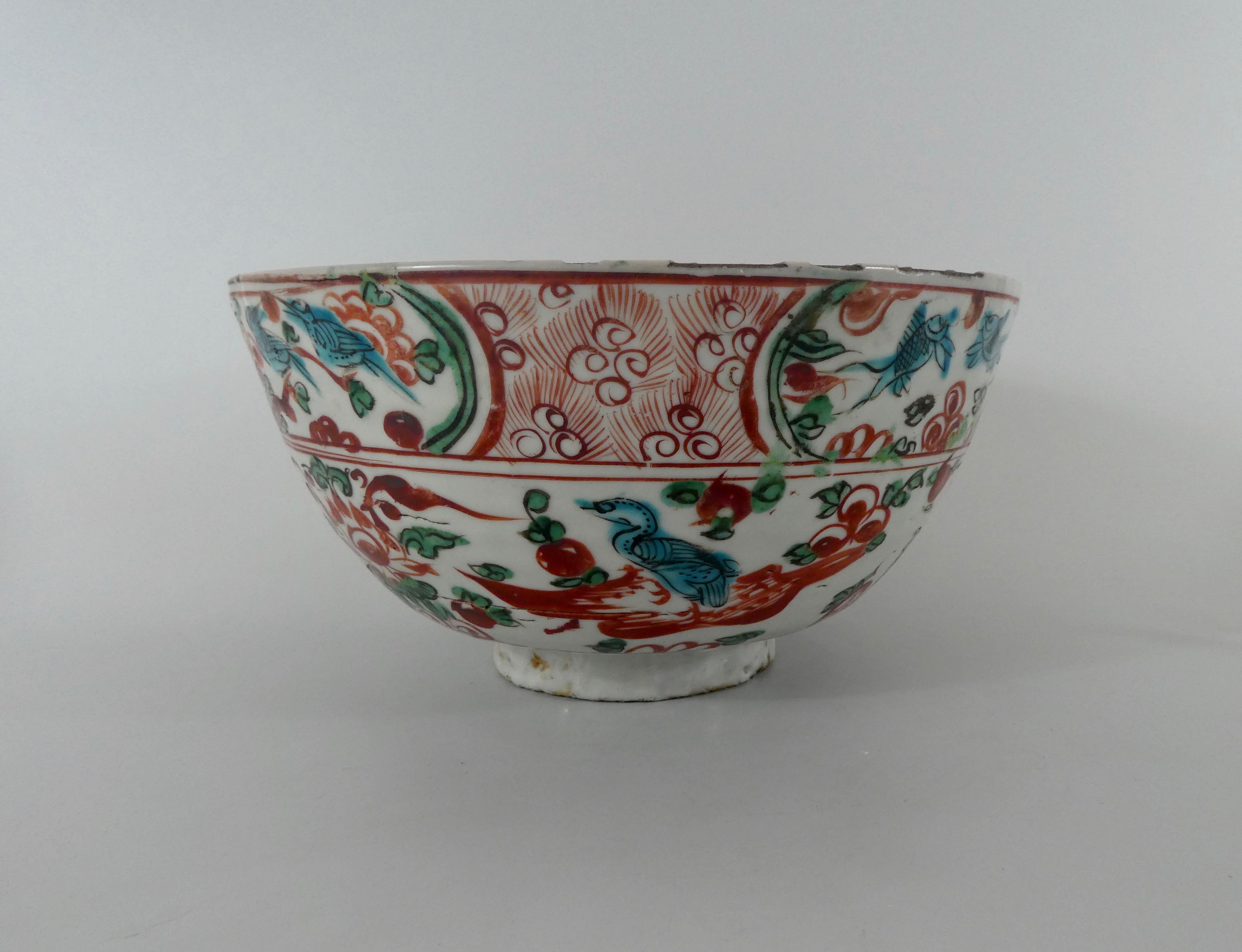 Chinese Swatow Porcelain Large Bowl, circa 1600, Ming Dynasty 3
