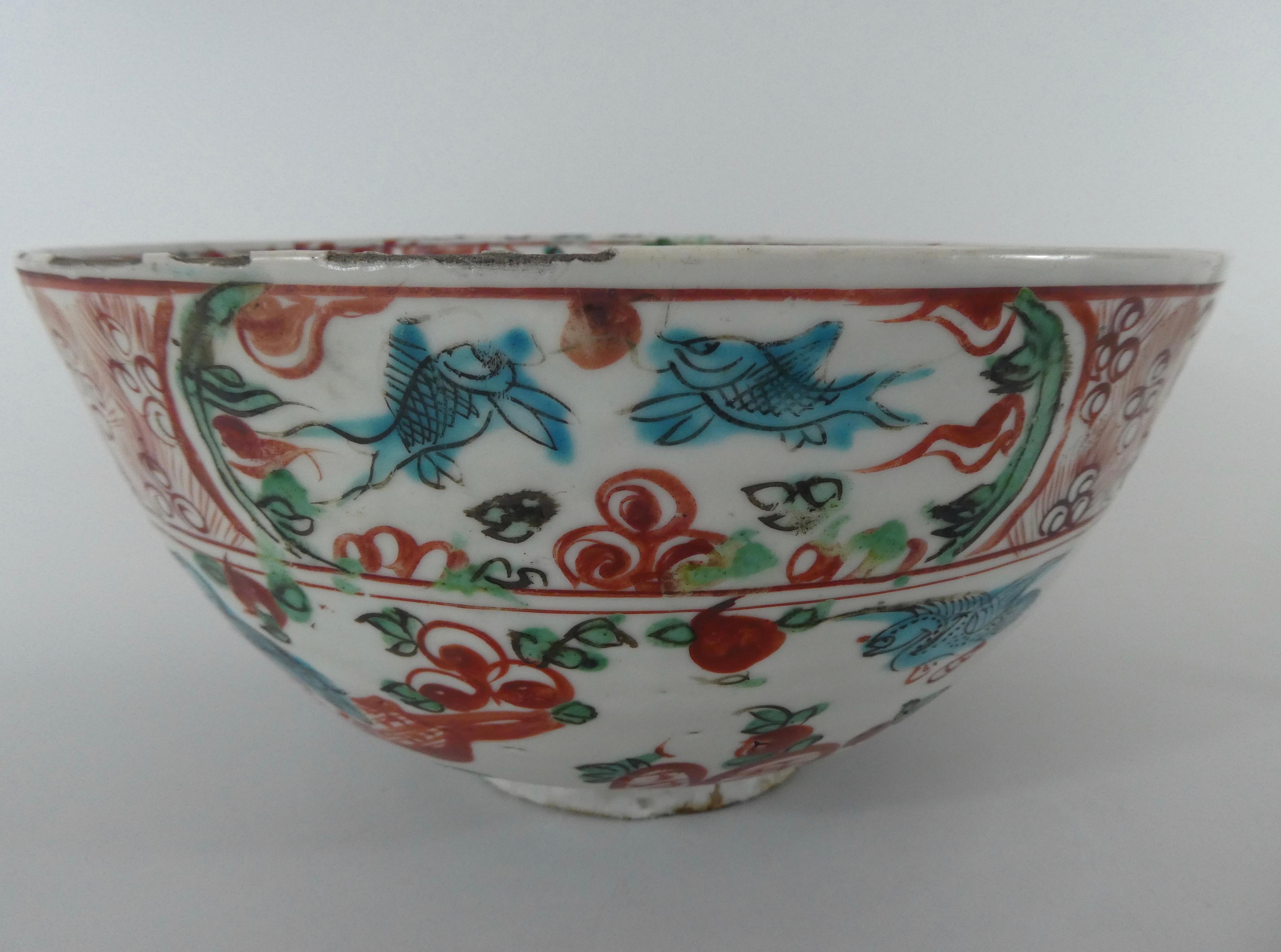 Chinese Swatow Porcelain Large Bowl, circa 1600, Ming Dynasty 4