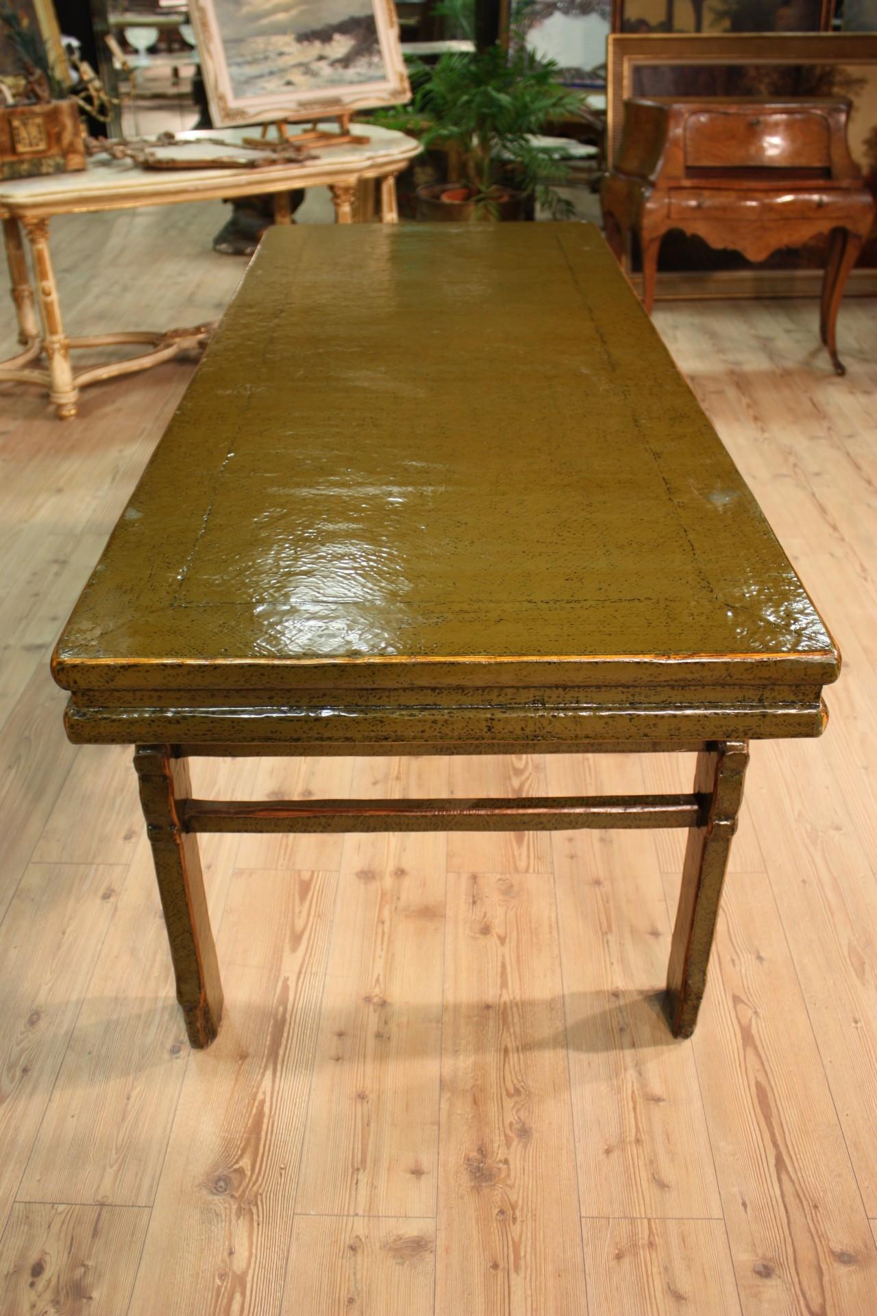 Large wooden table lacquered of the 20th century. Chinese furniture of great service, ideal for a dining room. Table with a beautiful line, easily inserted in modern or ancient contexts. In good condition, it has some signs of wear.