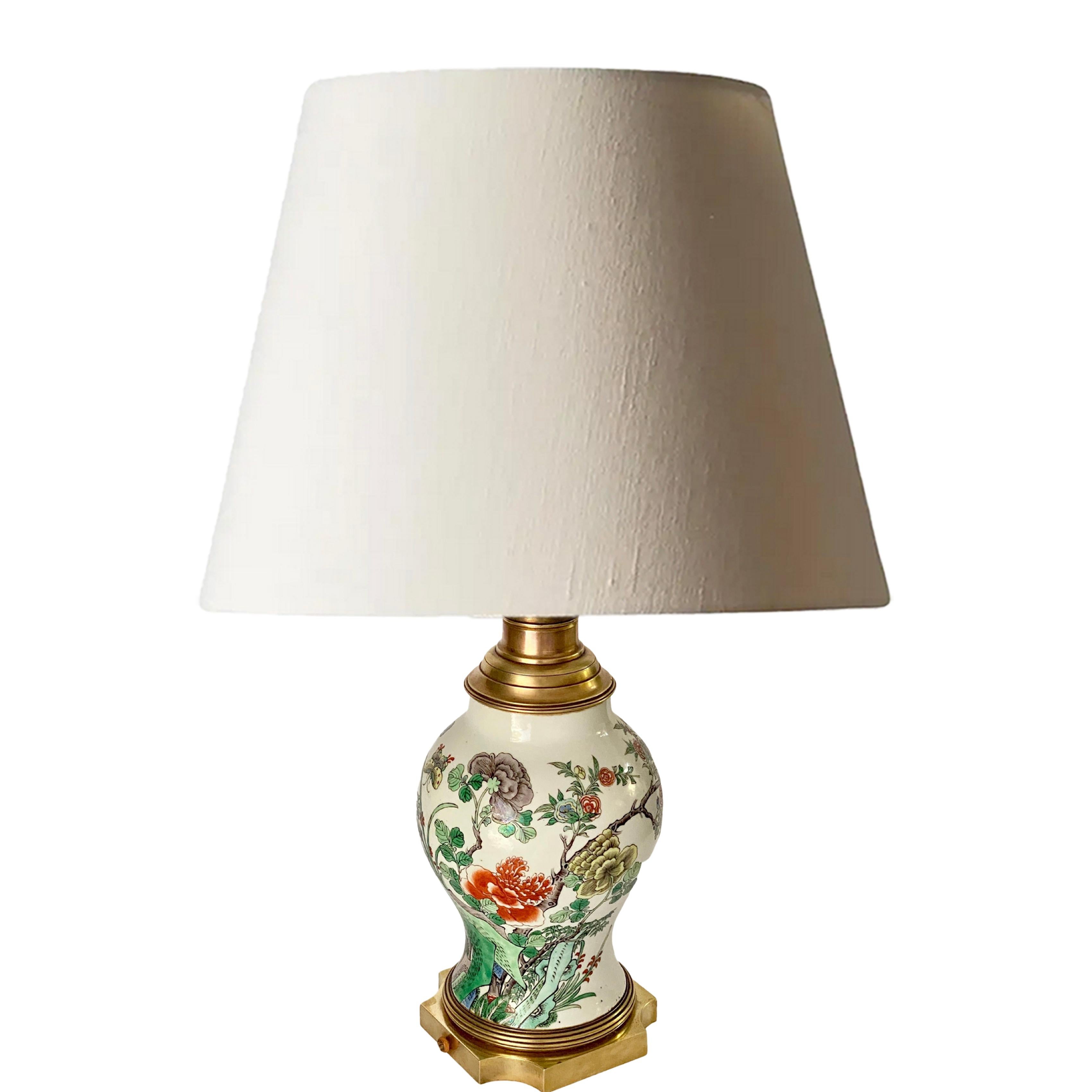 Exportation chinoise Lampe de table chinoise du XIXe siècle avec monture en laiton, famille rose du XIXe siècle en vente