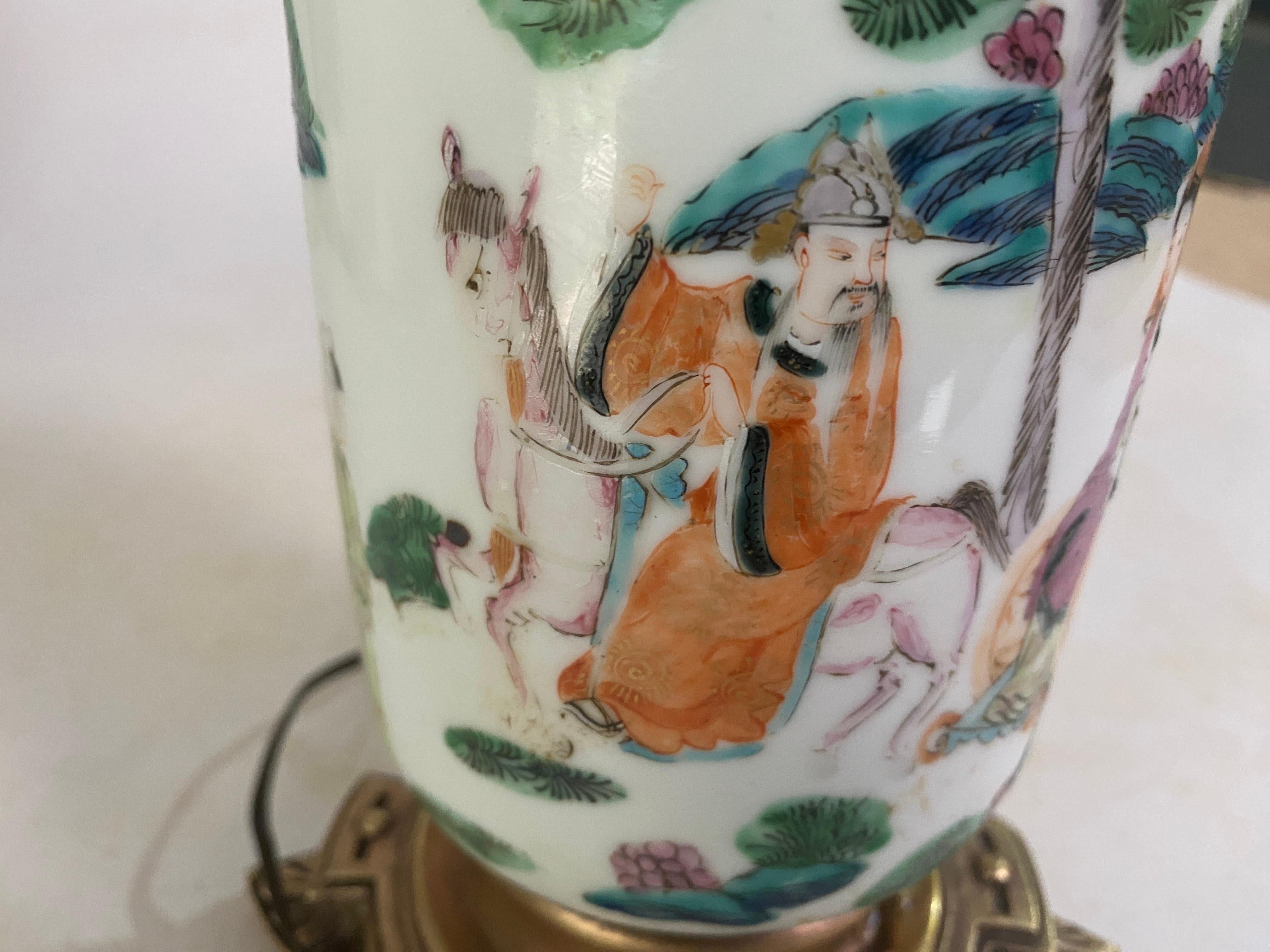 Chinesische Tischlampe, 19. Jahrhundert mit Messingbeschlägen, Famille Rose, 19. Jahrhundert (Spätes 19. Jahrhundert) im Angebot