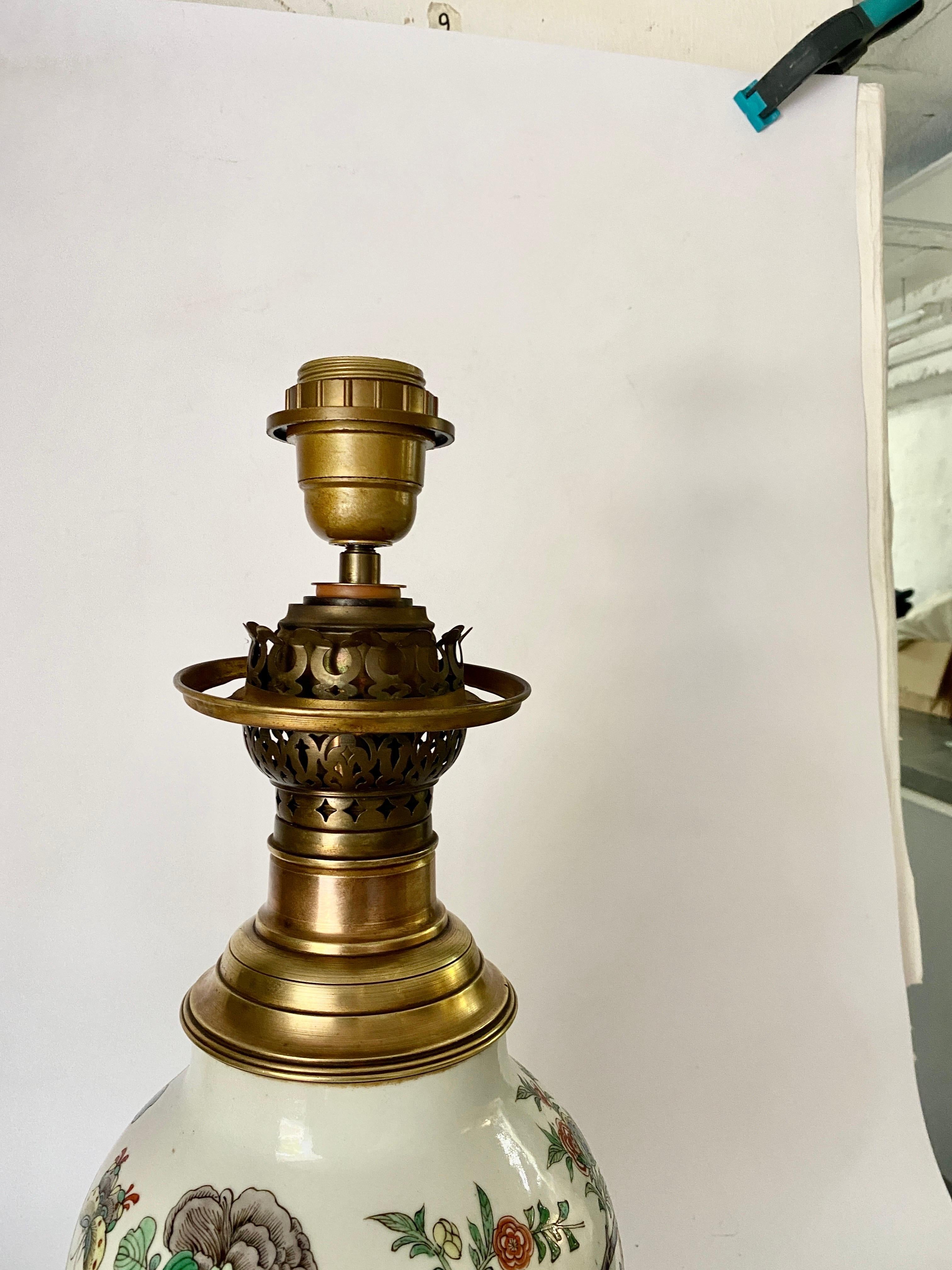 Lampe de table chinoise du XIXe siècle avec monture en laiton, famille rose du XIXe siècle en vente 1