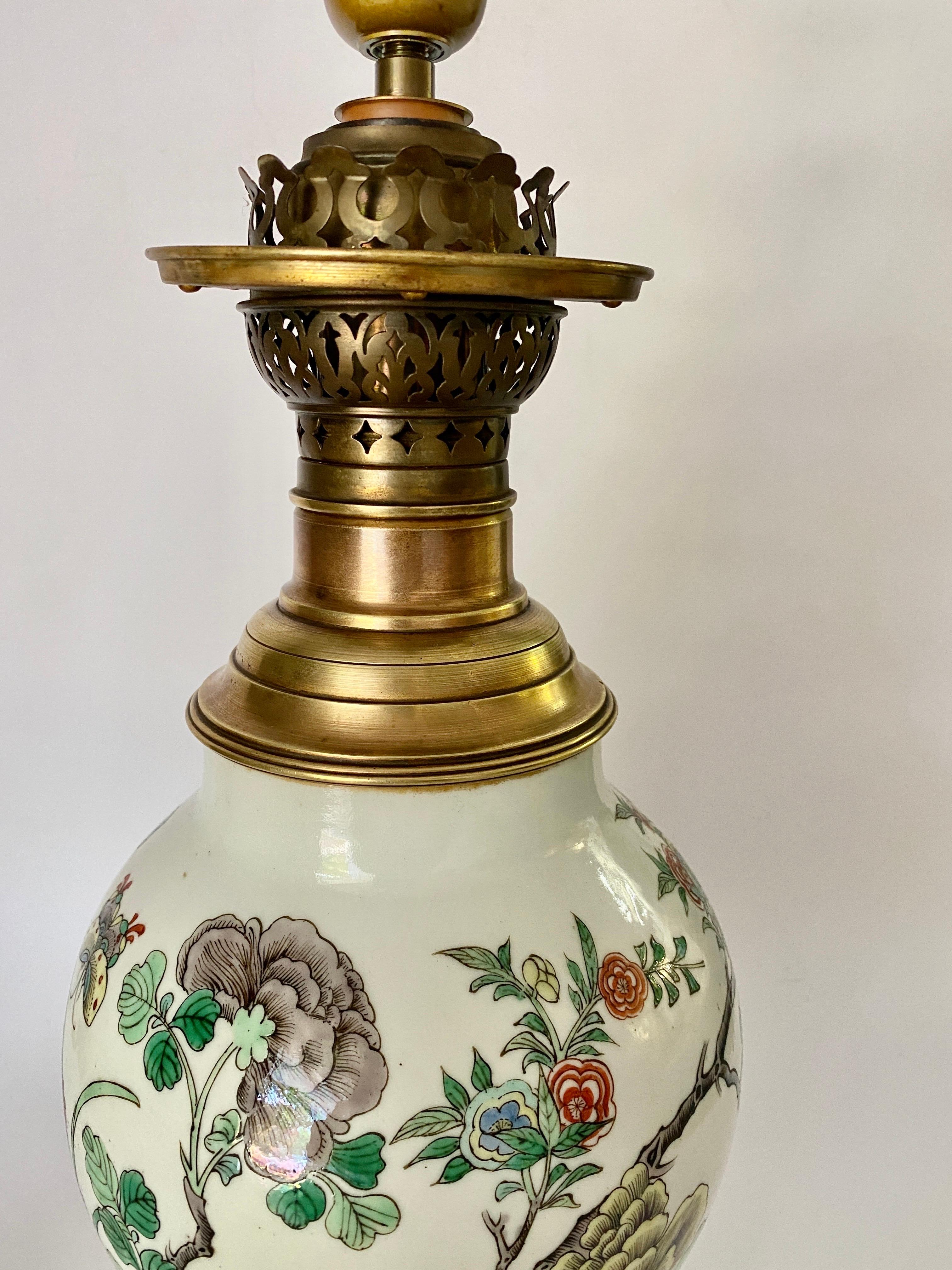 Lampe de table chinoise du XIXe siècle avec monture en laiton, famille rose du XIXe siècle en vente 2