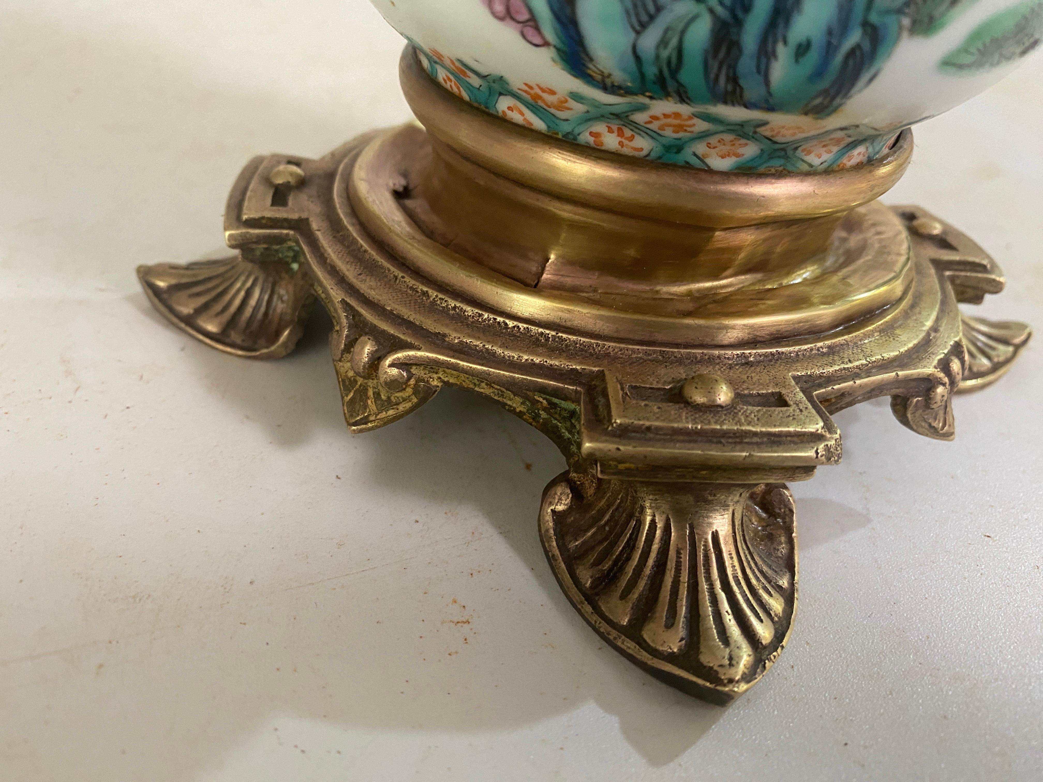 Lampe de table chinoise du XIXe siècle avec monture en laiton, famille rose du XIXe siècle en vente 4