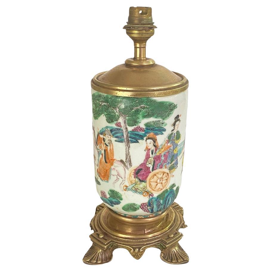 Chinesische Tischlampe, 19. Jahrhundert mit Messingbeschlägen, Famille Rose, 19. Jahrhundert im Zustand „Gut“ im Angebot in Auribeau sur Siagne, FR