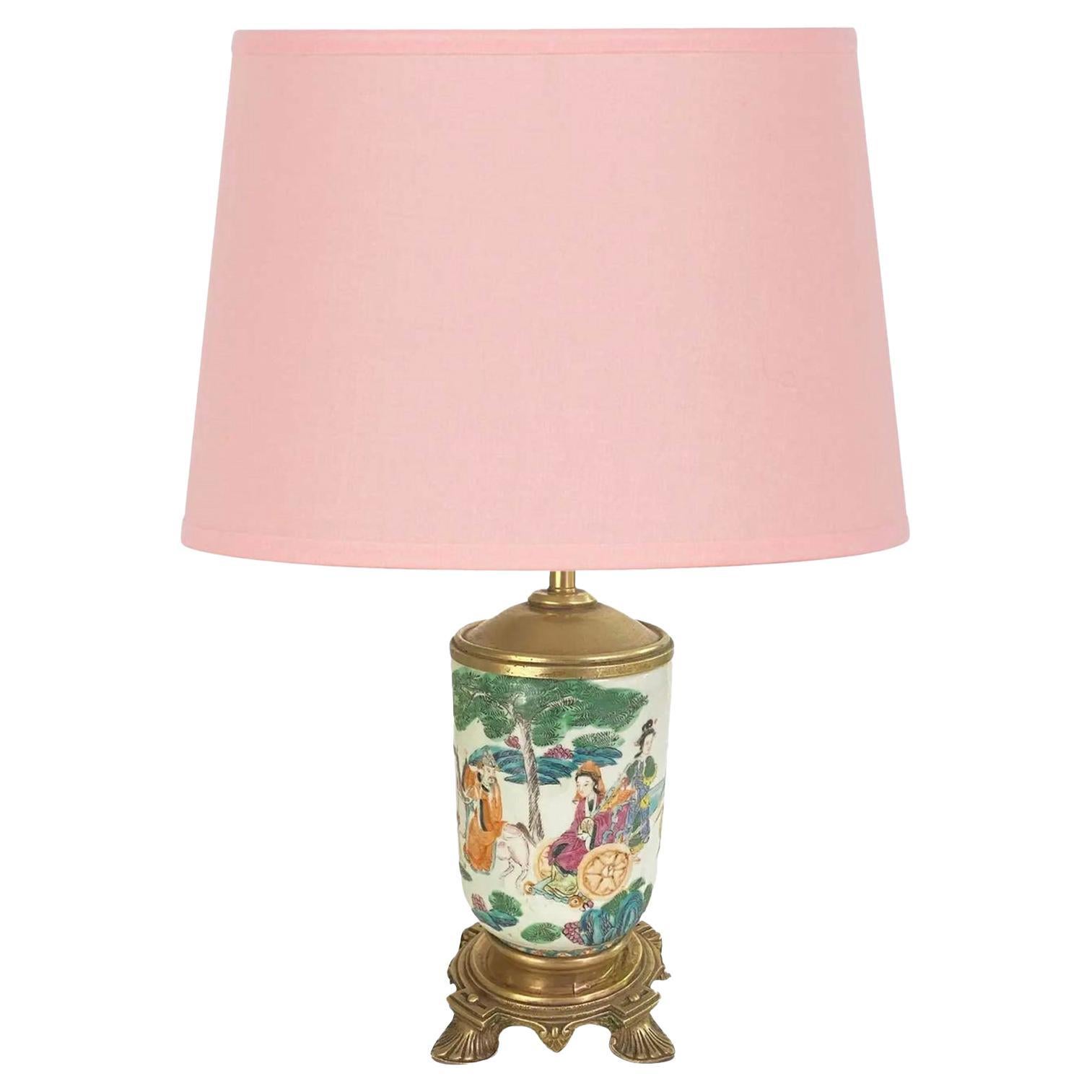 Exportation chinoise Lampe de table chinoise du XIXe siècle avec monture en laiton, famille rose du XIXe siècle en vente